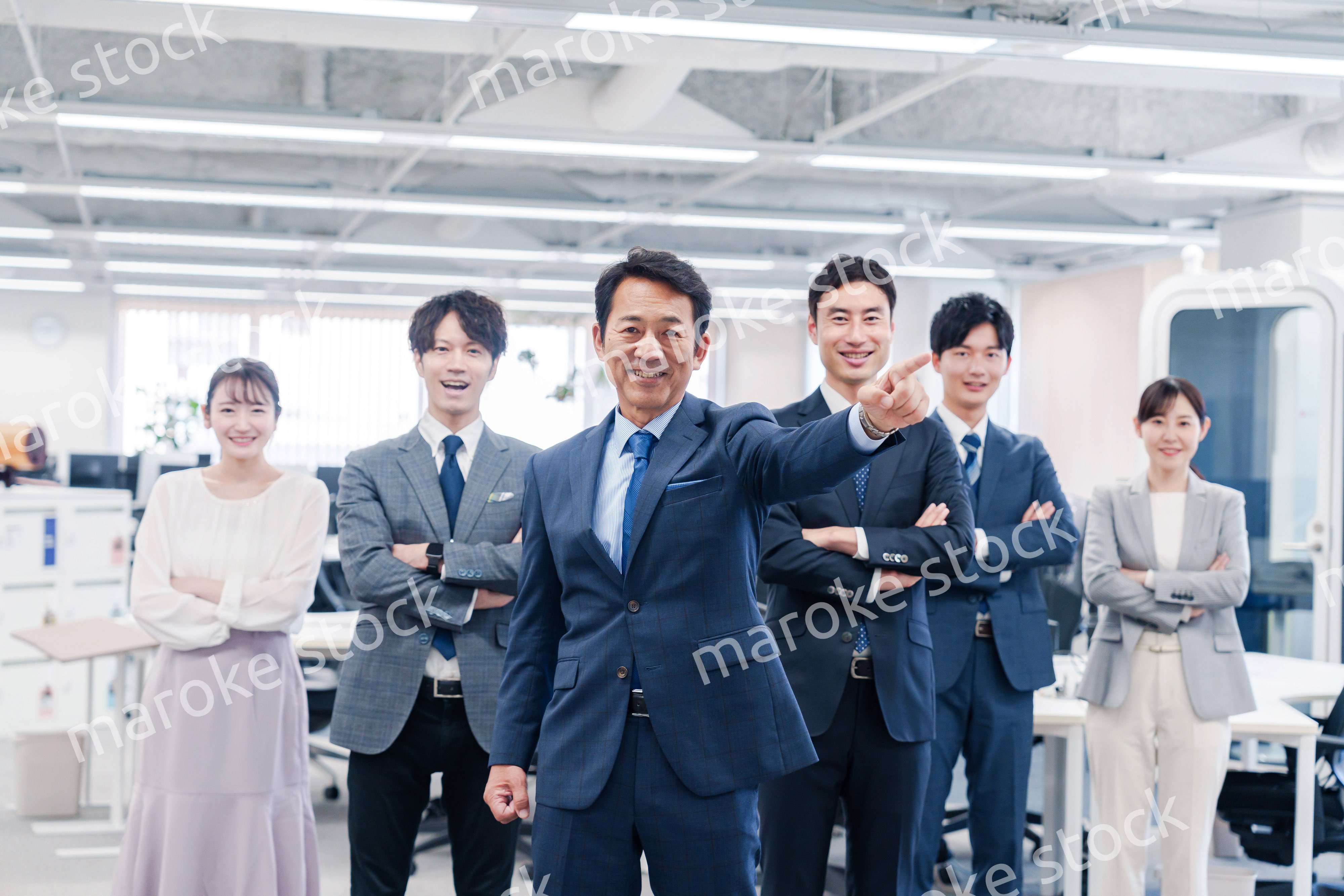 ビジネスパーソン集合写真（オフィス）