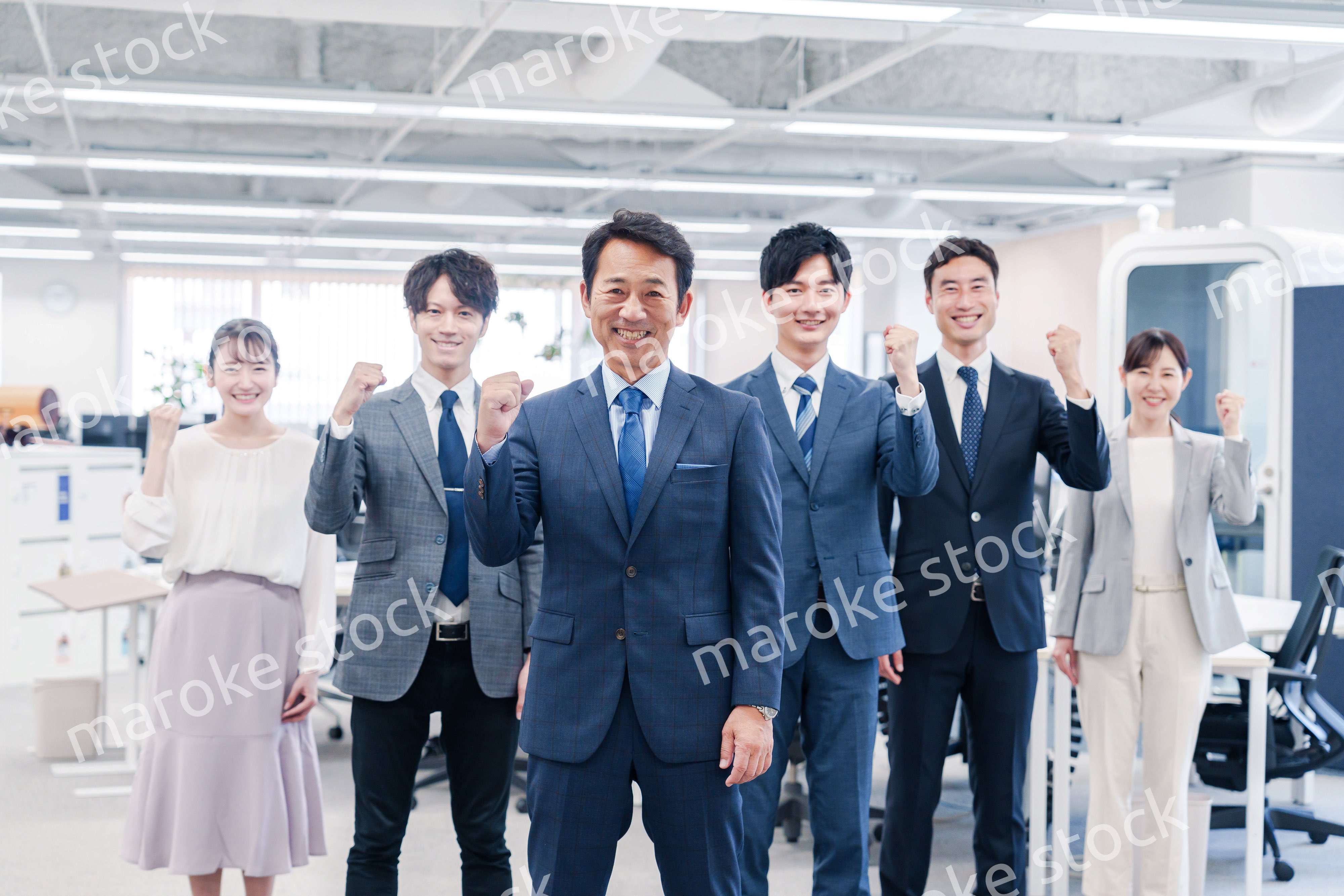 ビジネスパーソン集合写真（オフィス）