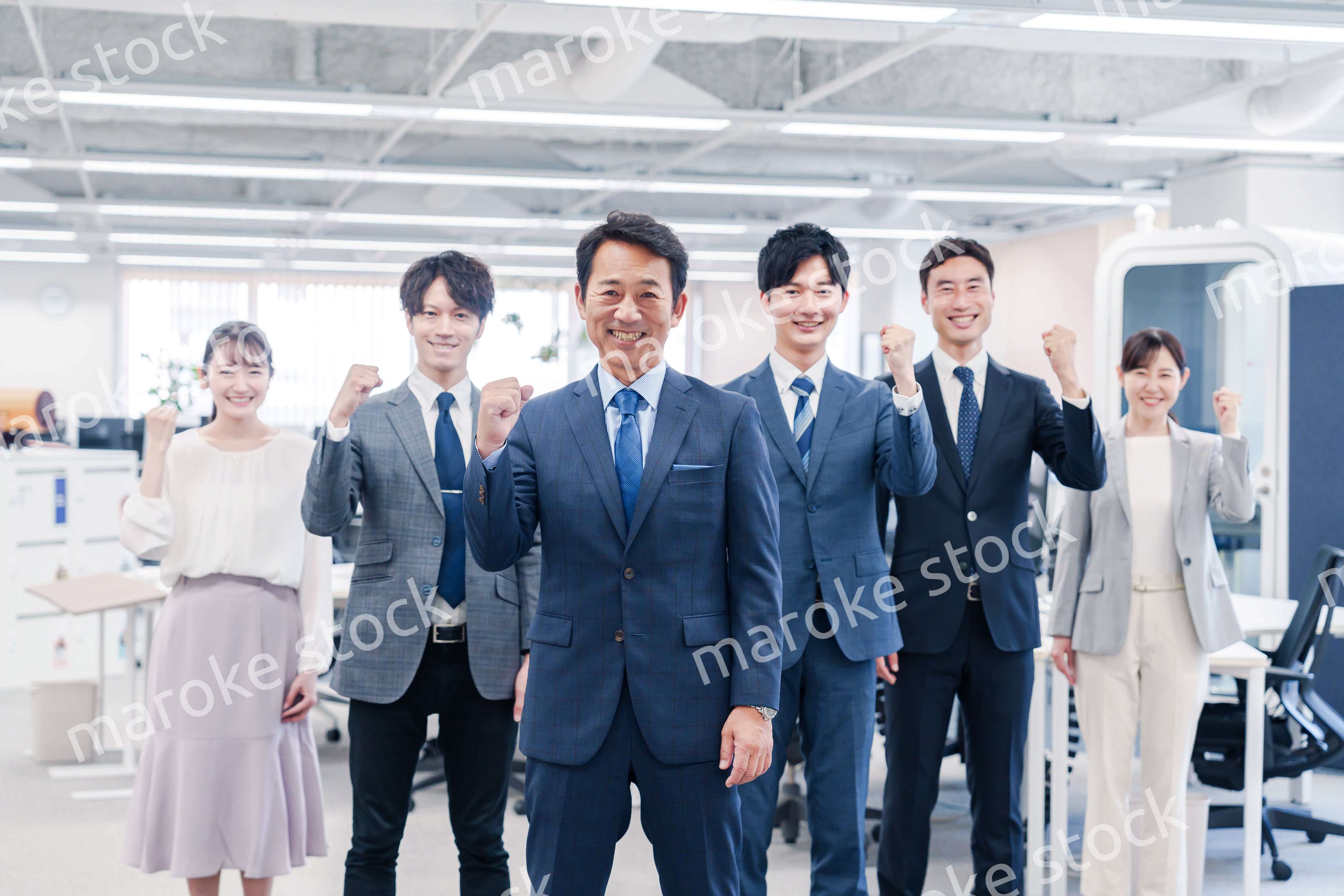 ビジネスパーソン集合写真（オフィス）