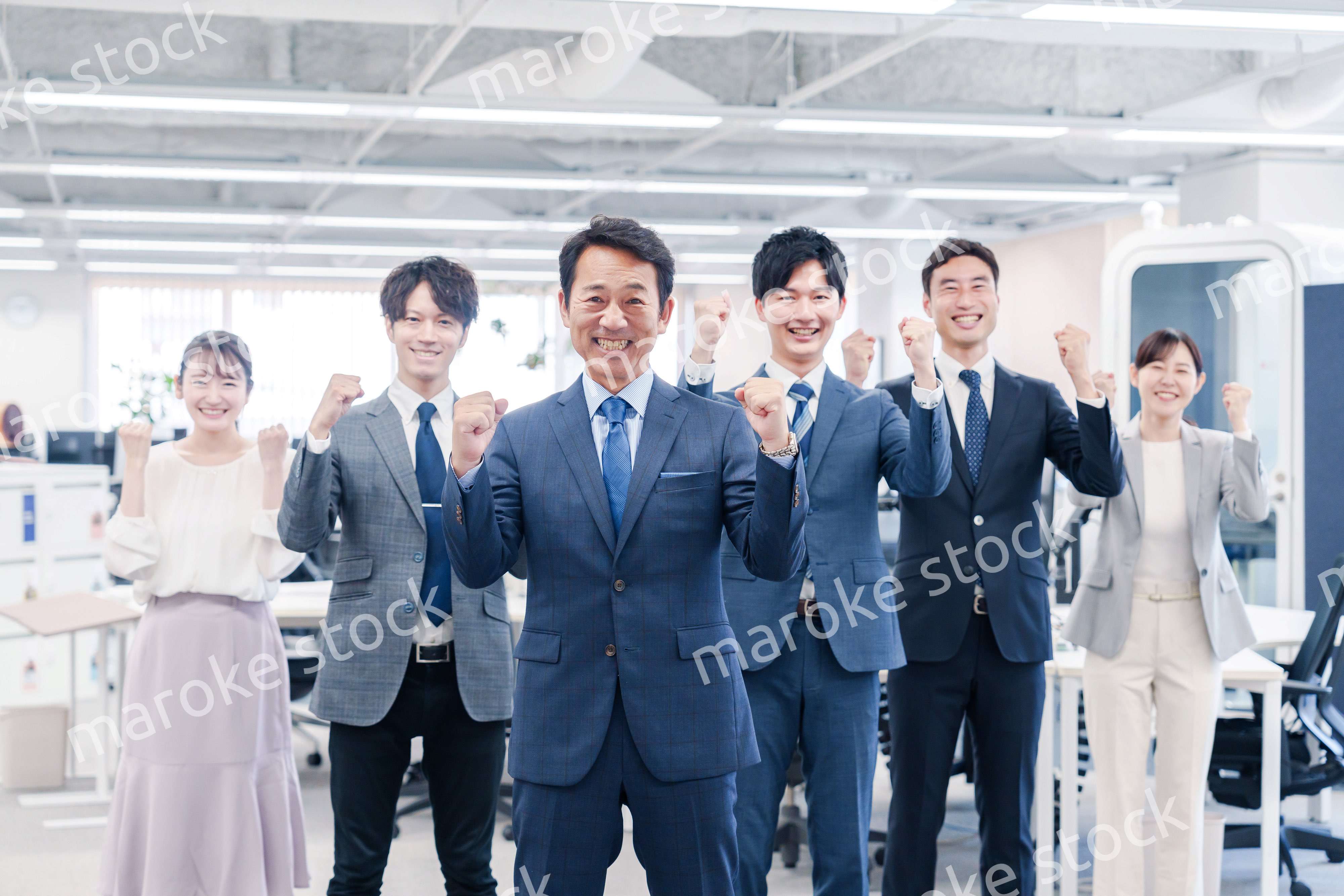 ビジネスパーソン集合写真（オフィス）