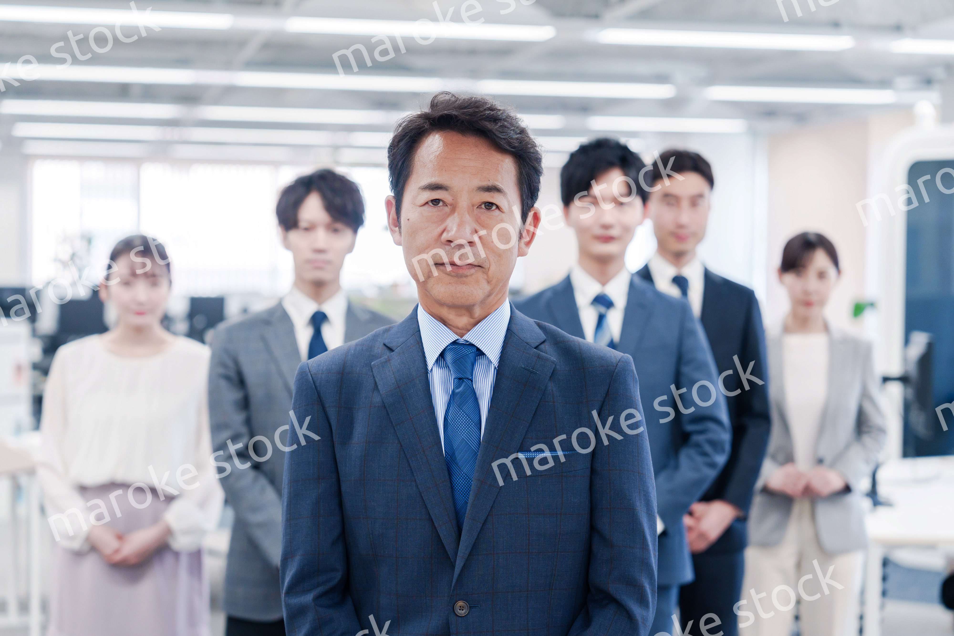 ビジネスパーソン集合写真（オフィス）