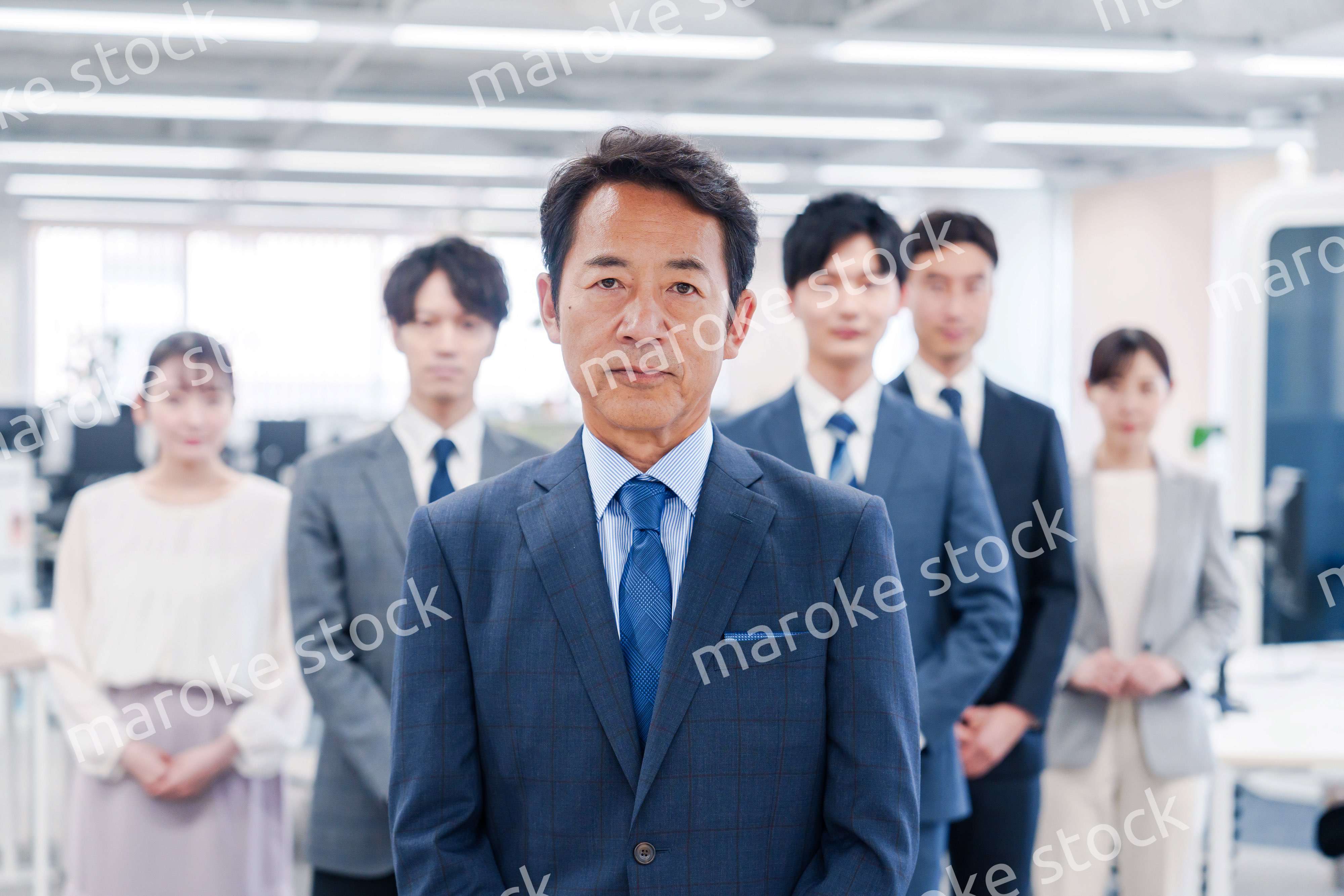 ビジネスパーソン集合写真（オフィス）