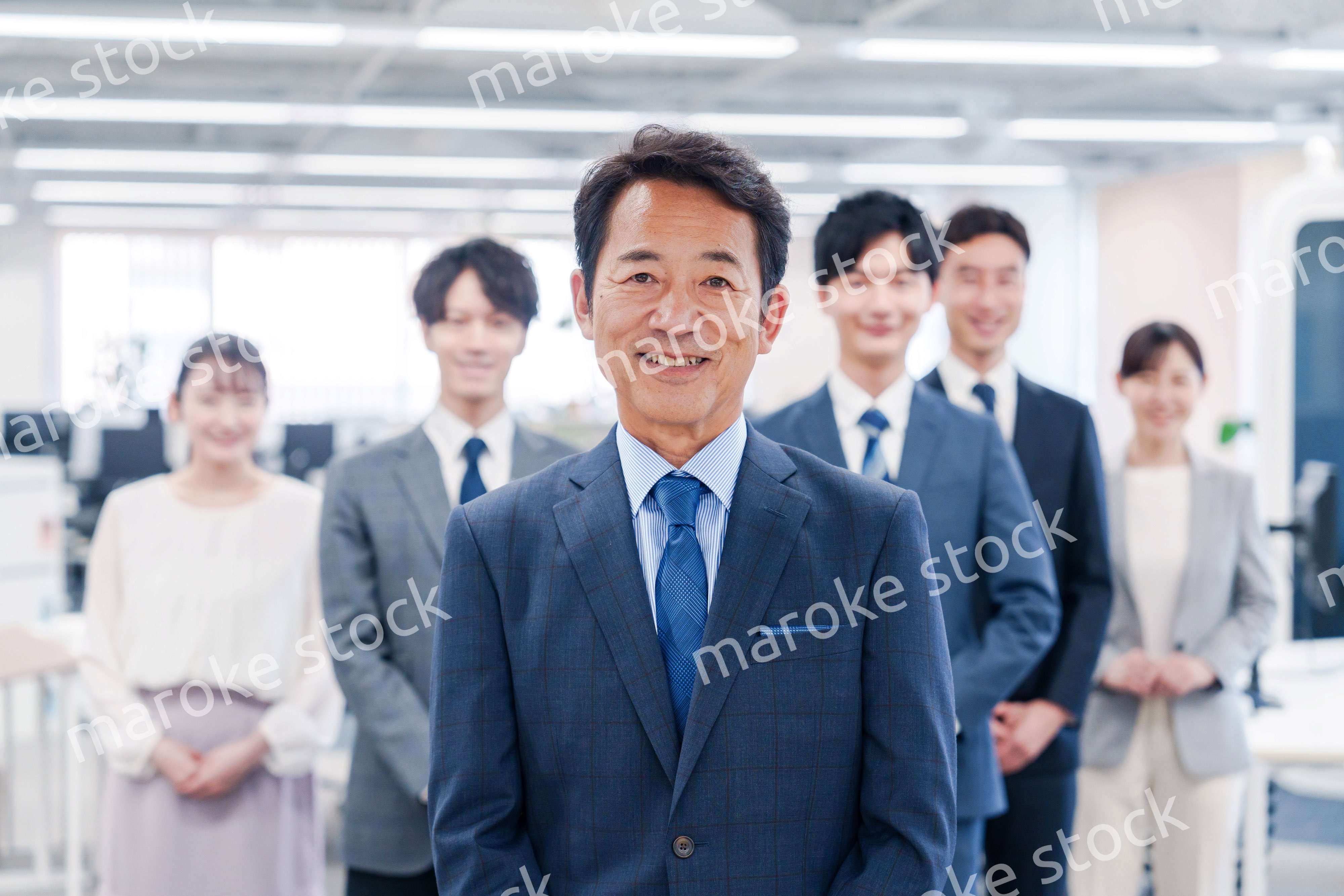 ビジネスパーソン集合写真（オフィス）