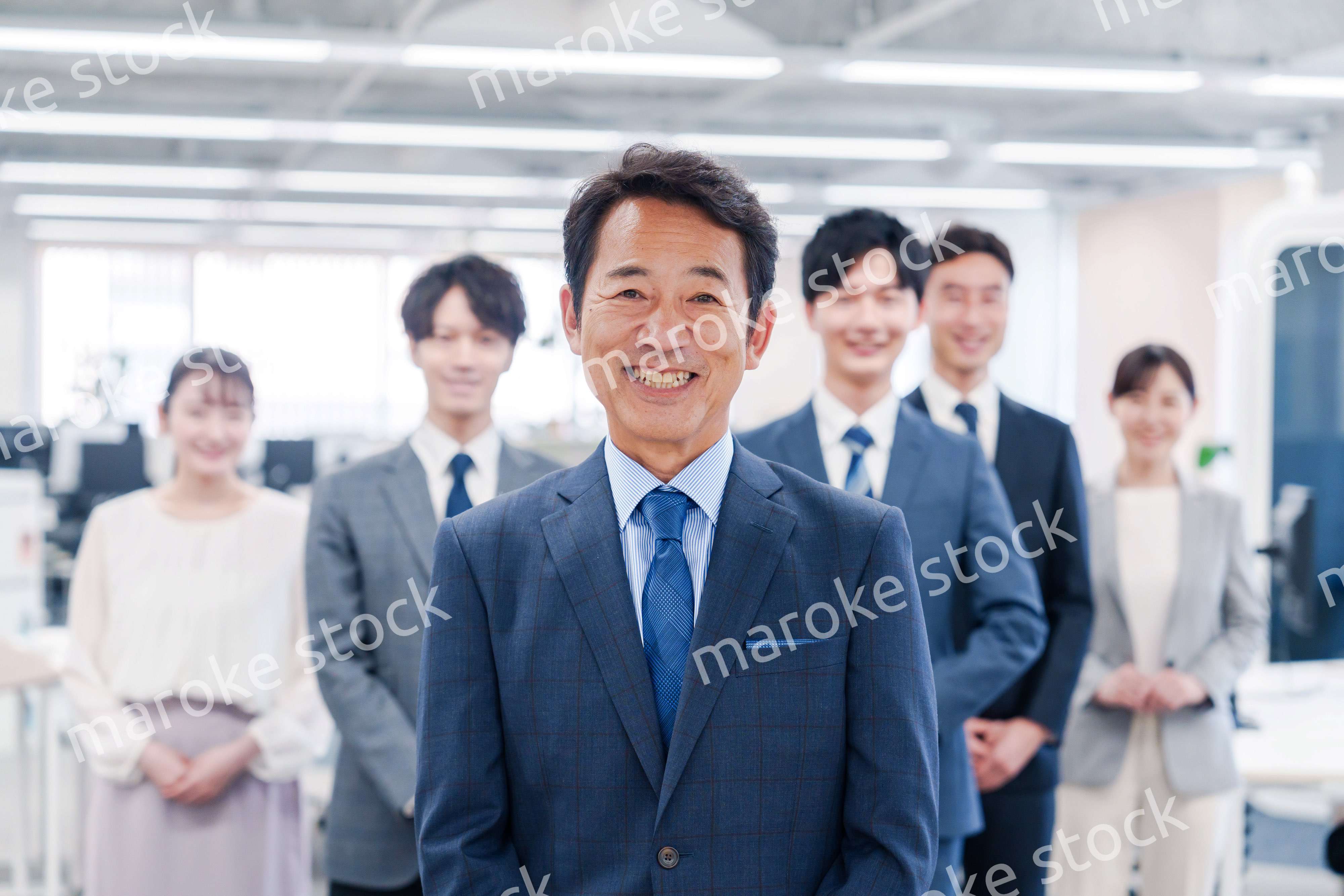 ビジネスパーソン集合写真（オフィス）