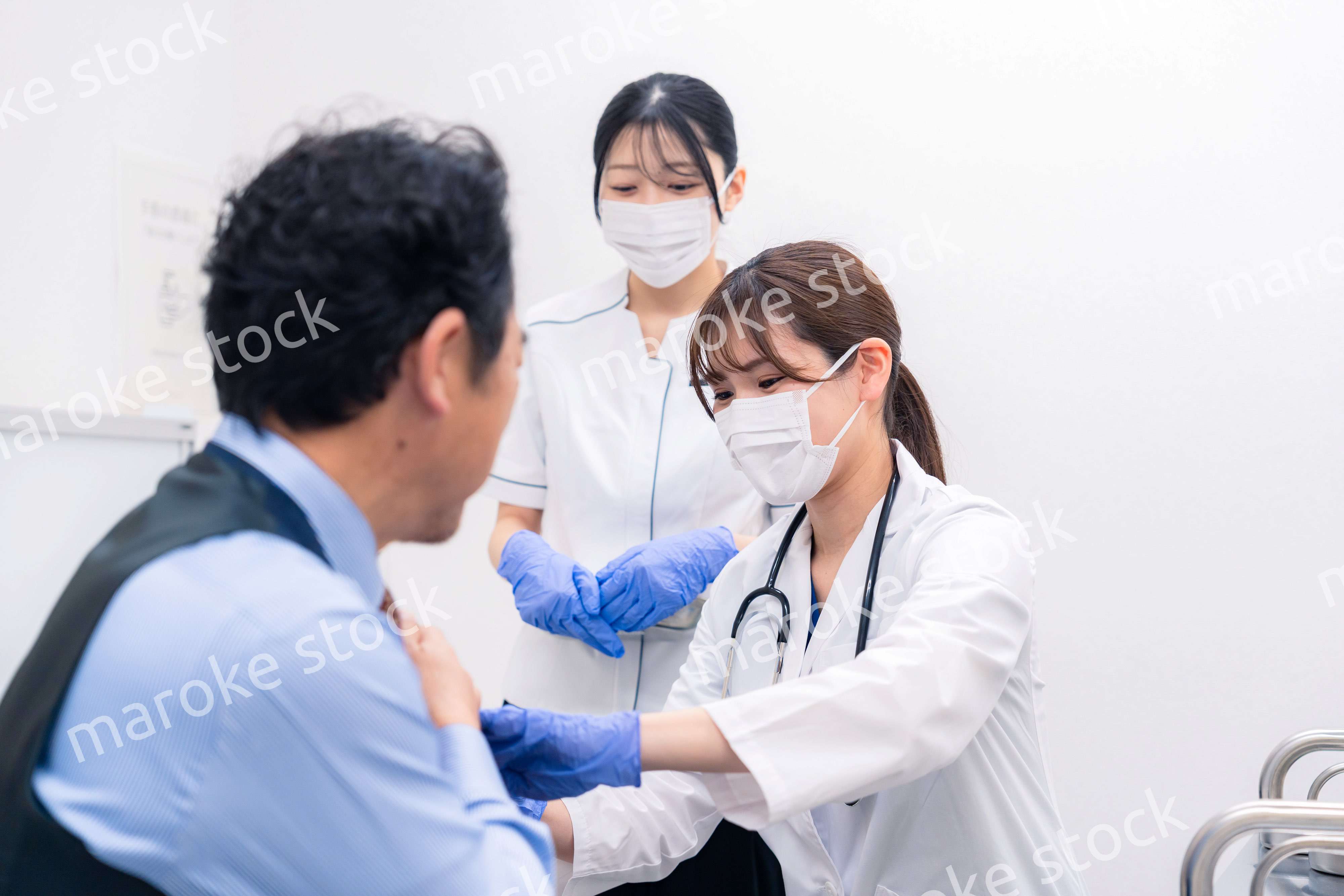 ワクチン接種・採血をする医療従事者の女性