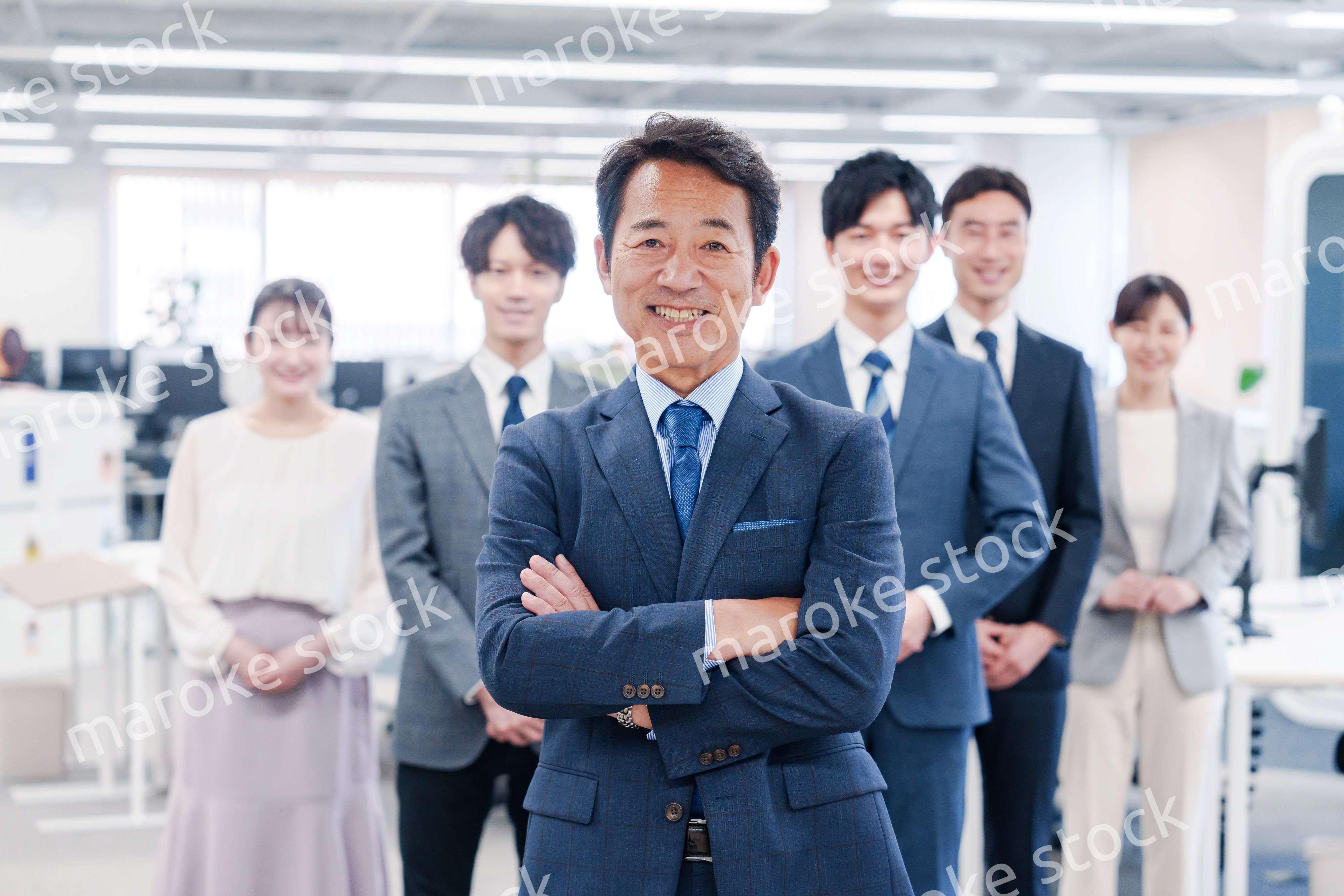 ビジネスパーソン集合写真（オフィス）