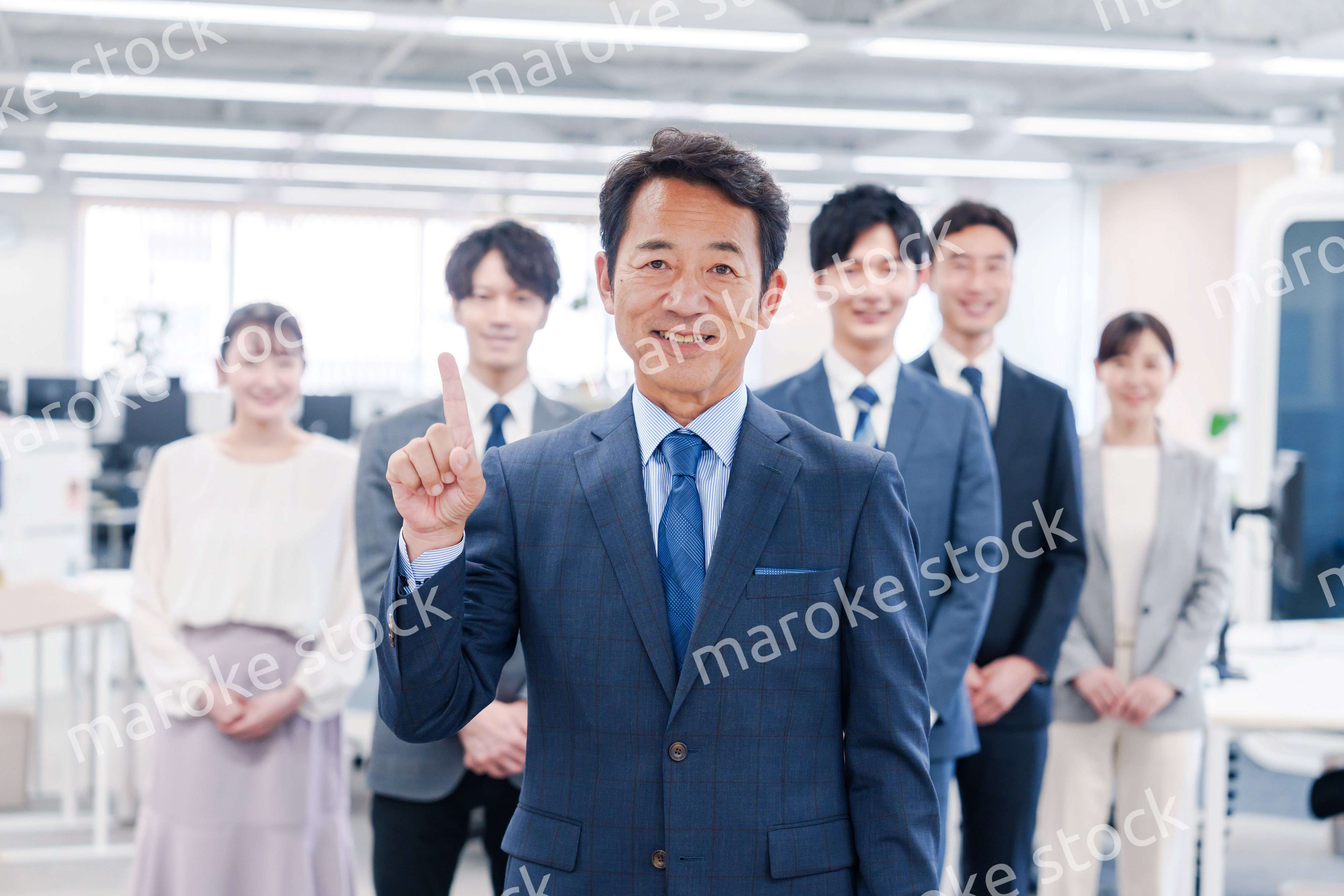 ビジネスパーソン集合写真（オフィス）
