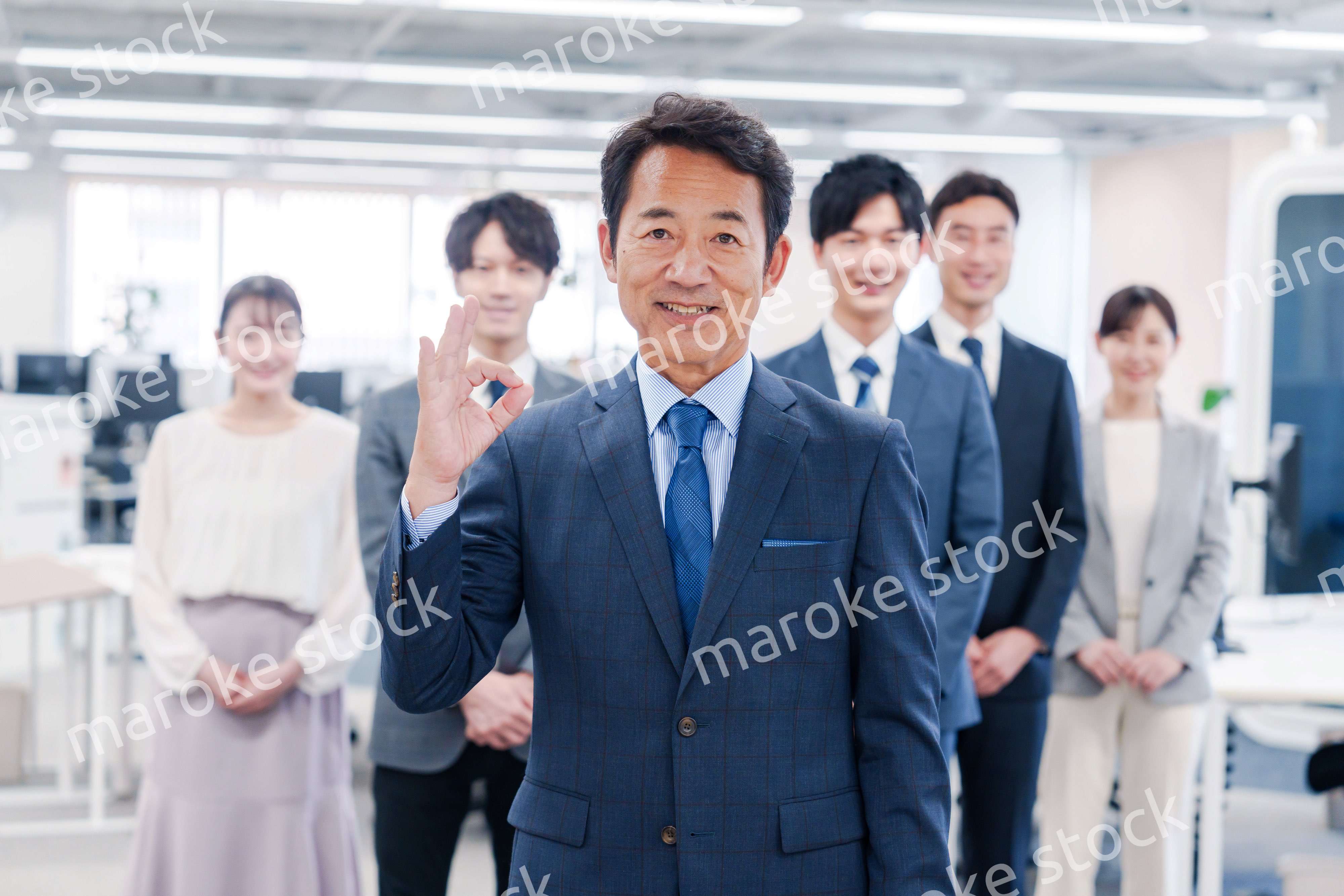 ビジネスパーソン集合写真（オフィス）