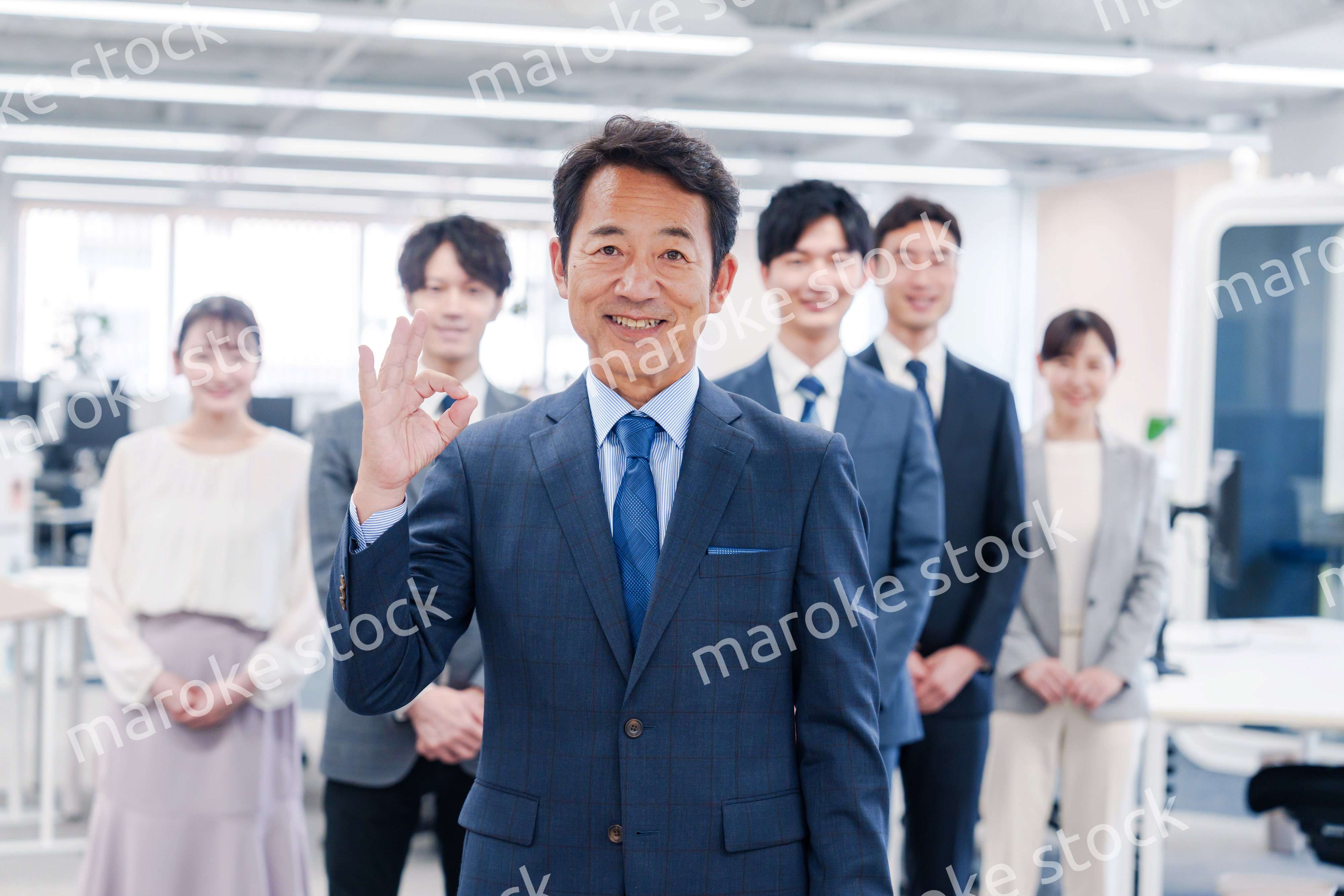 ビジネスパーソン集合写真（オフィス）