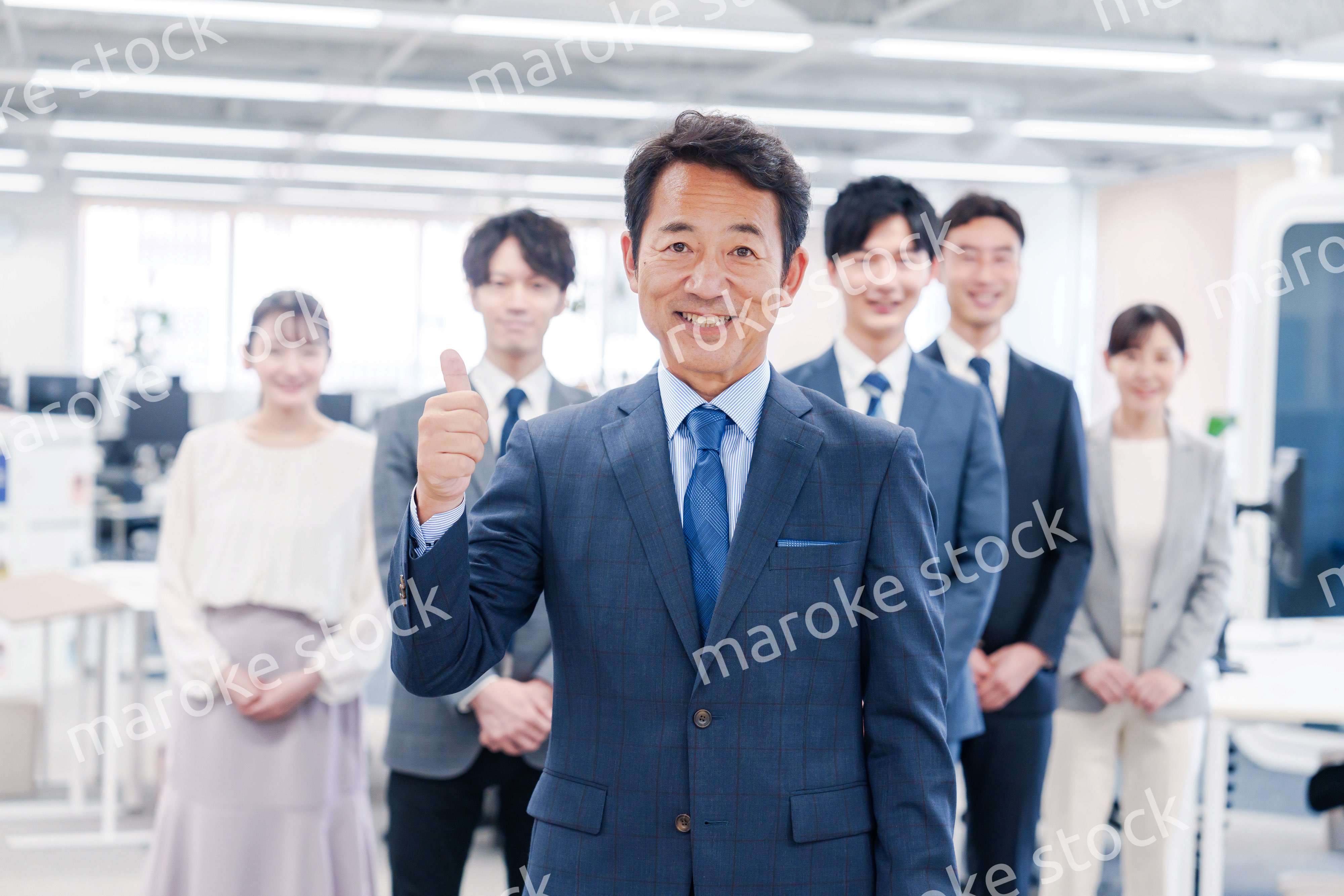 ビジネスパーソン集合写真（オフィス）