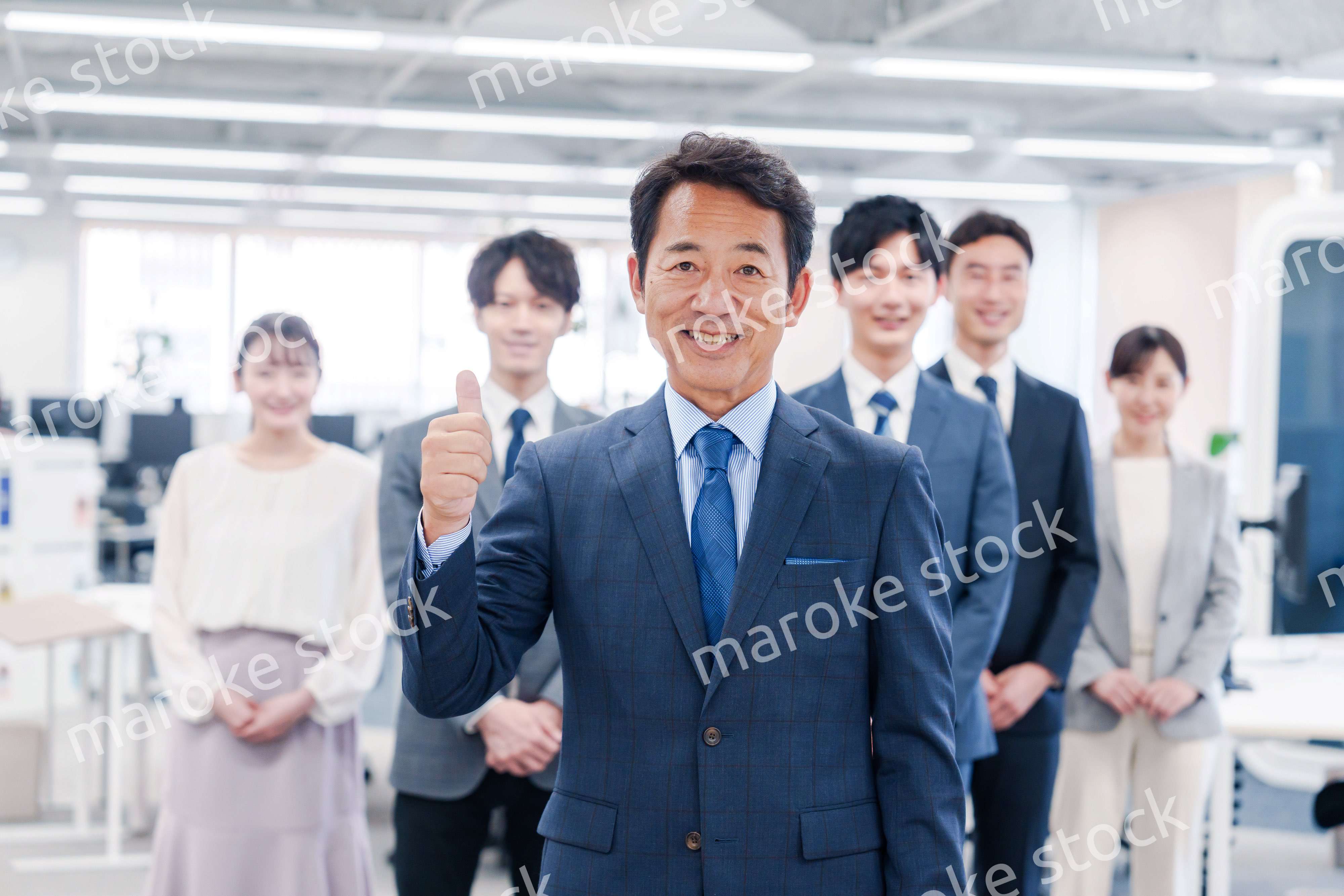 ビジネスパーソン集合写真（オフィス）