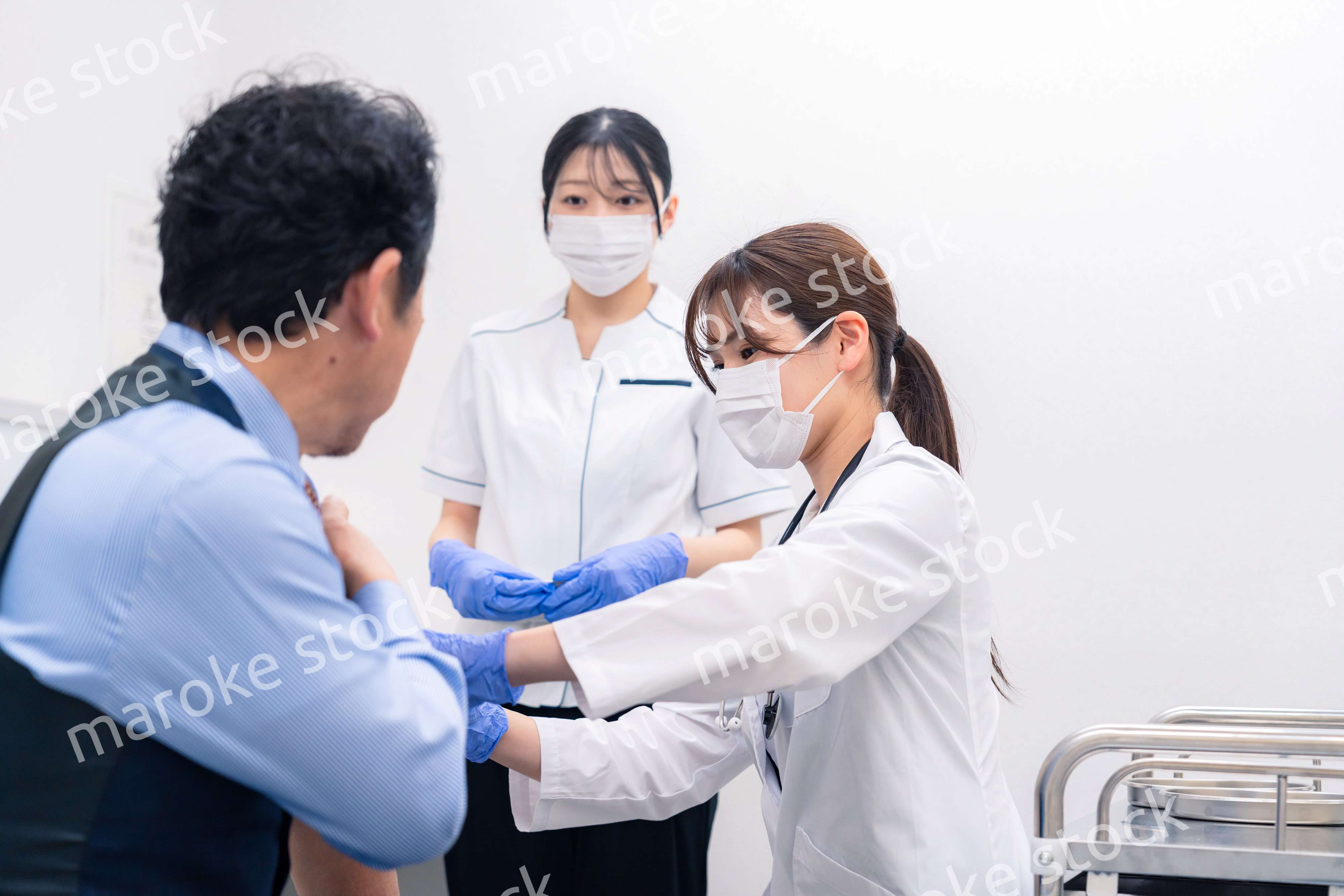 ワクチン接種・採血をする医療従事者の女性