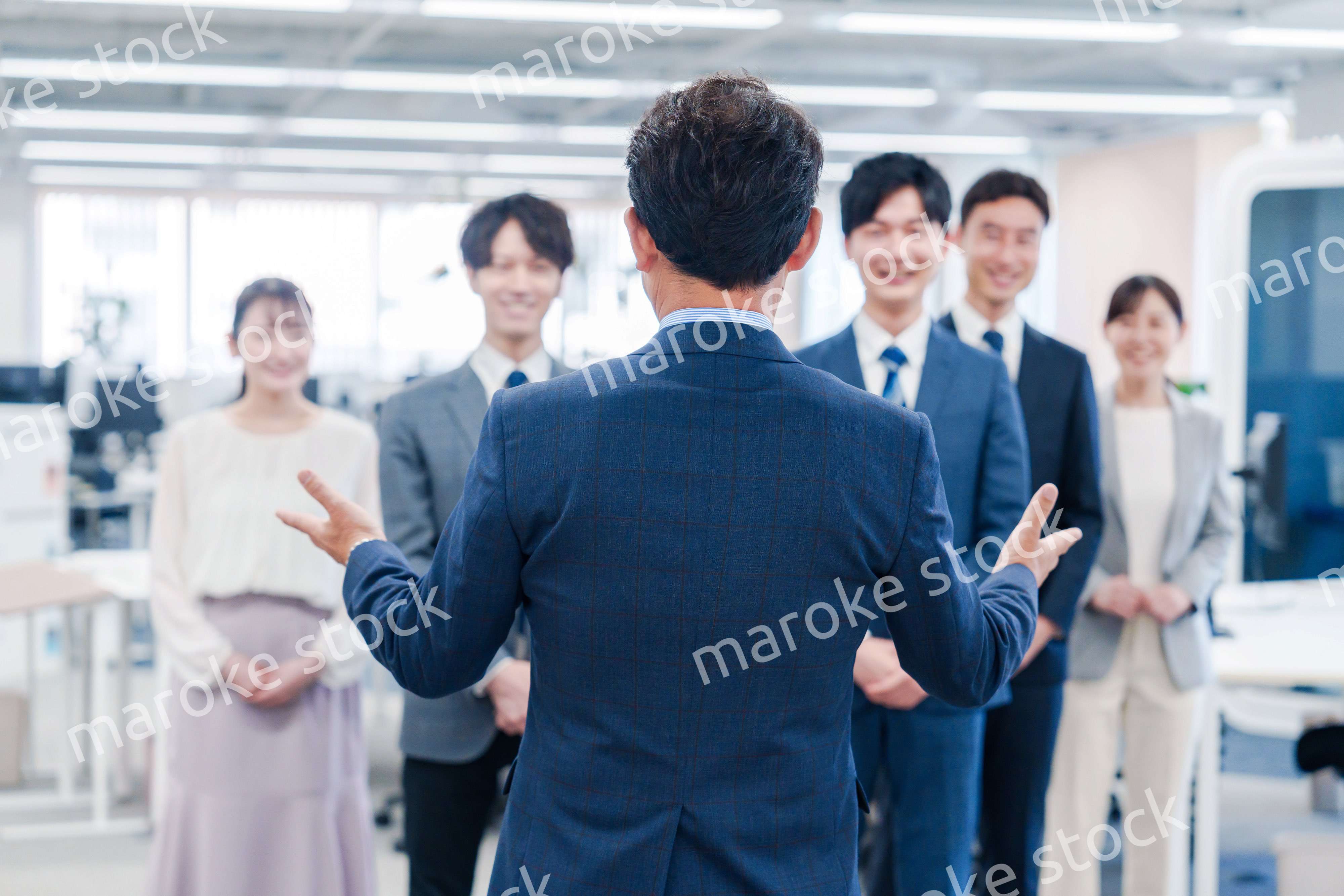 オフィスで朝会をするビジネスパーソン