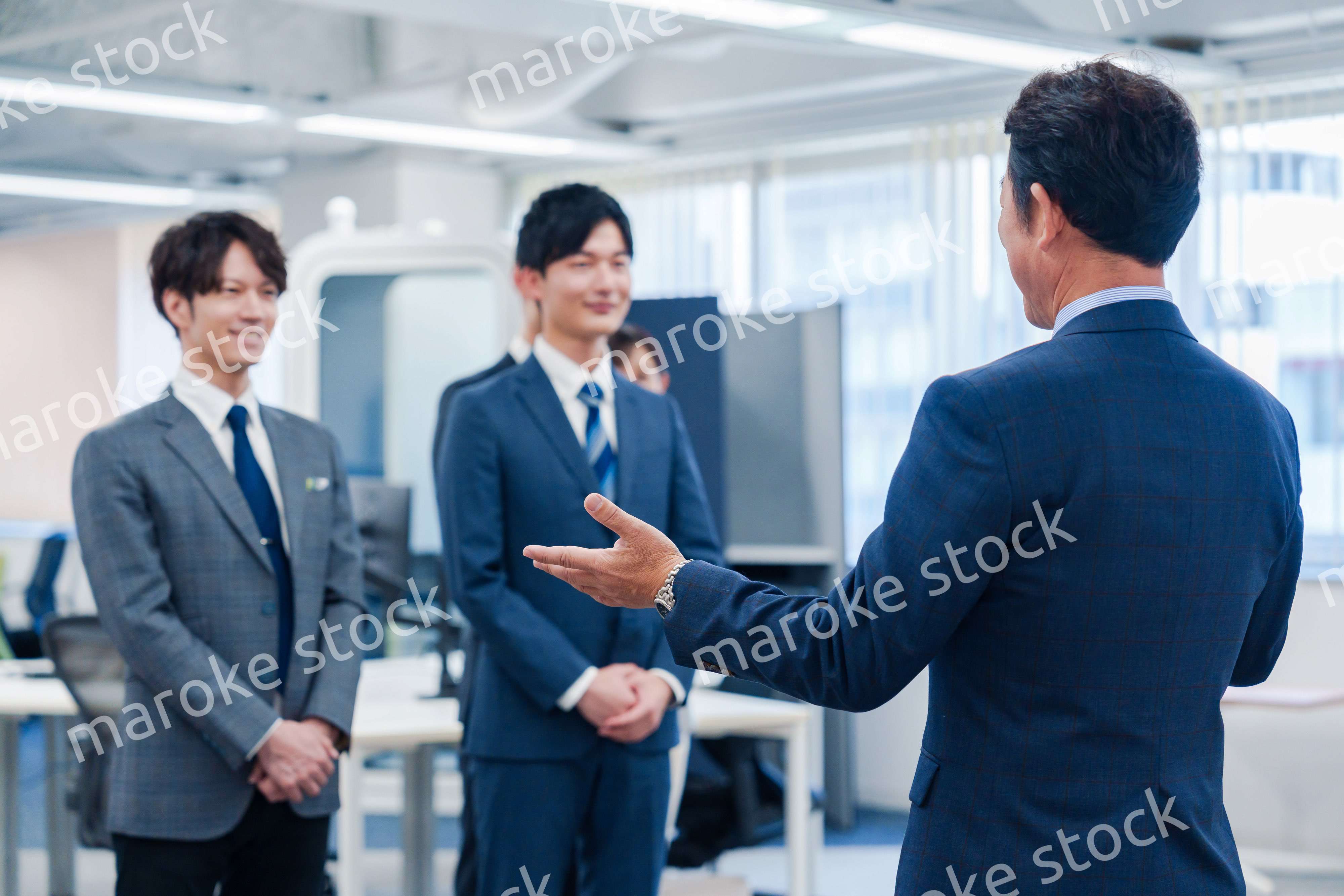 オフィスで朝会をするビジネスパーソン