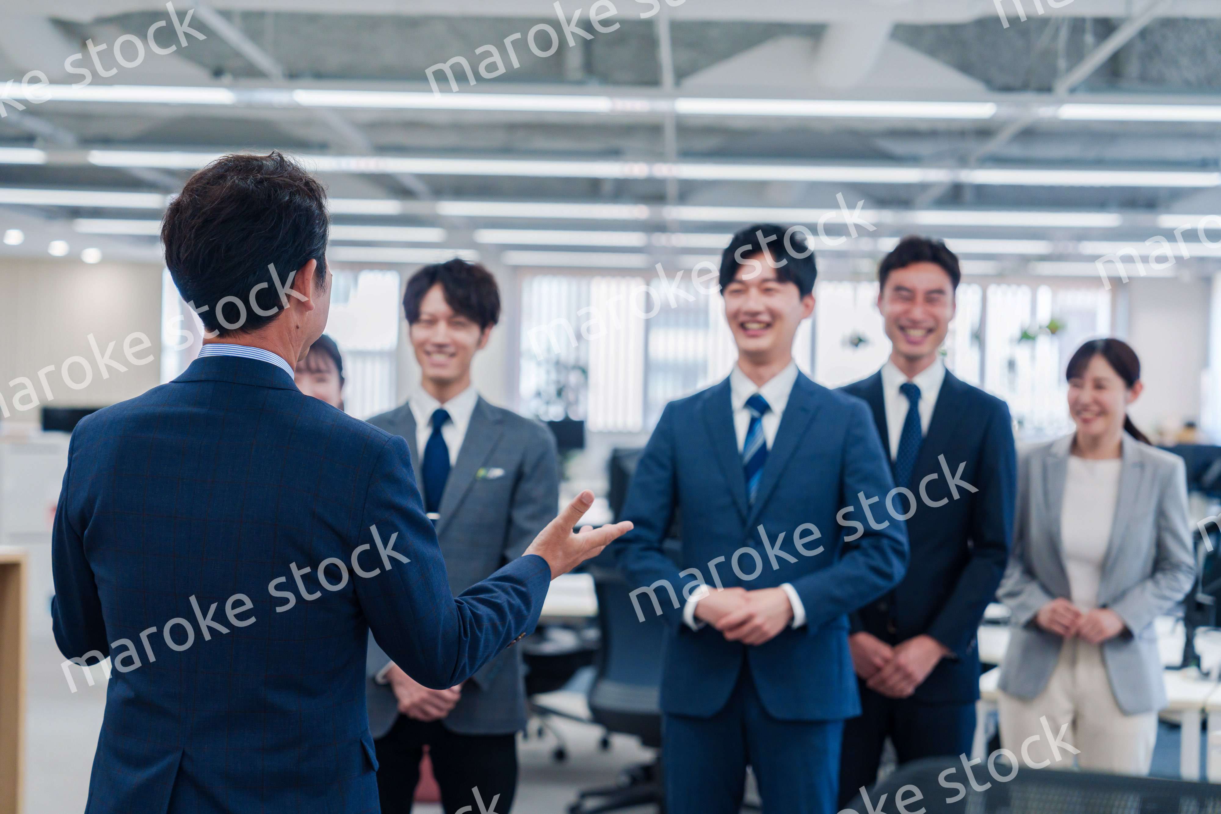 オフィスで朝会をするビジネスパーソン