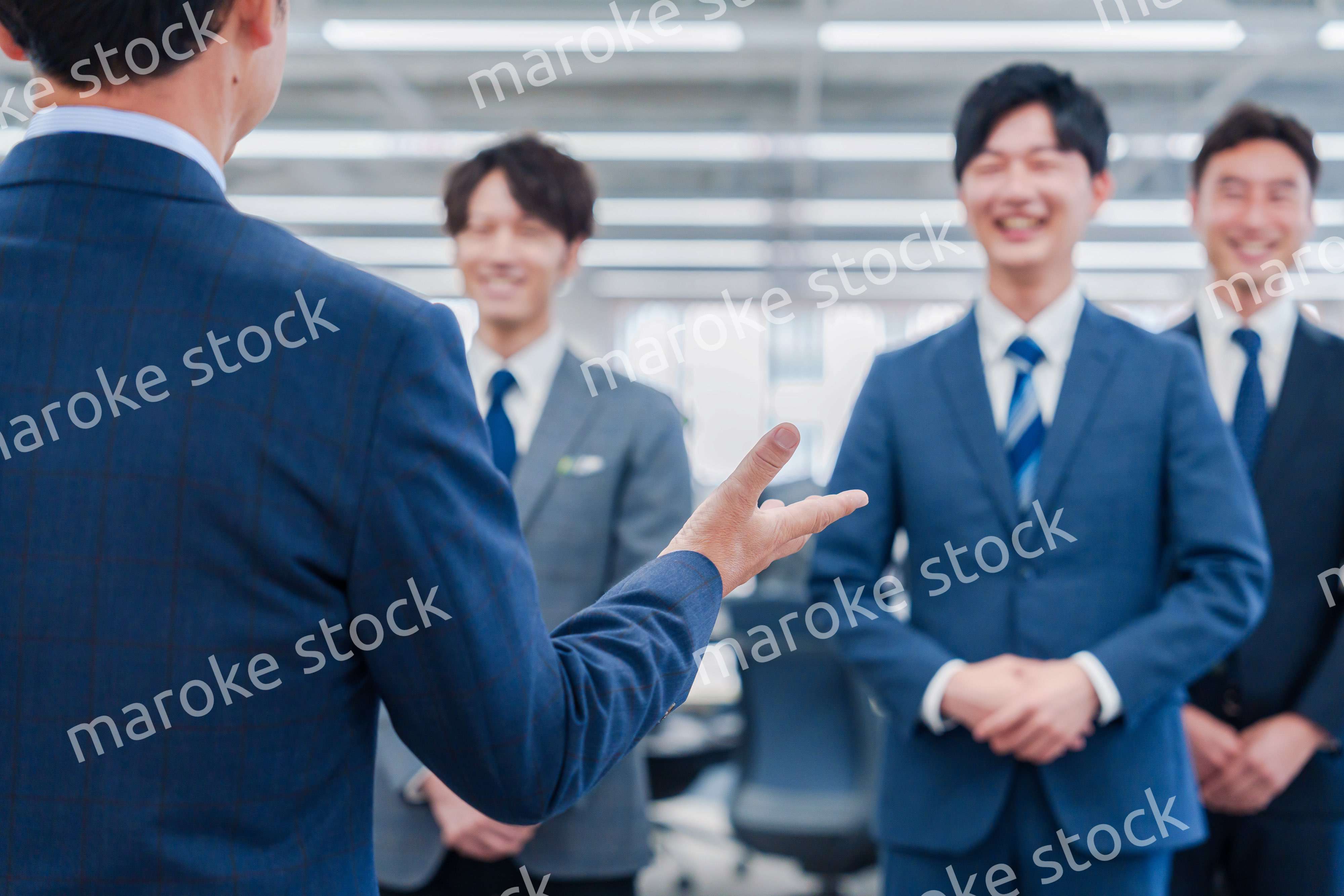 オフィスで朝会をするビジネスパーソン