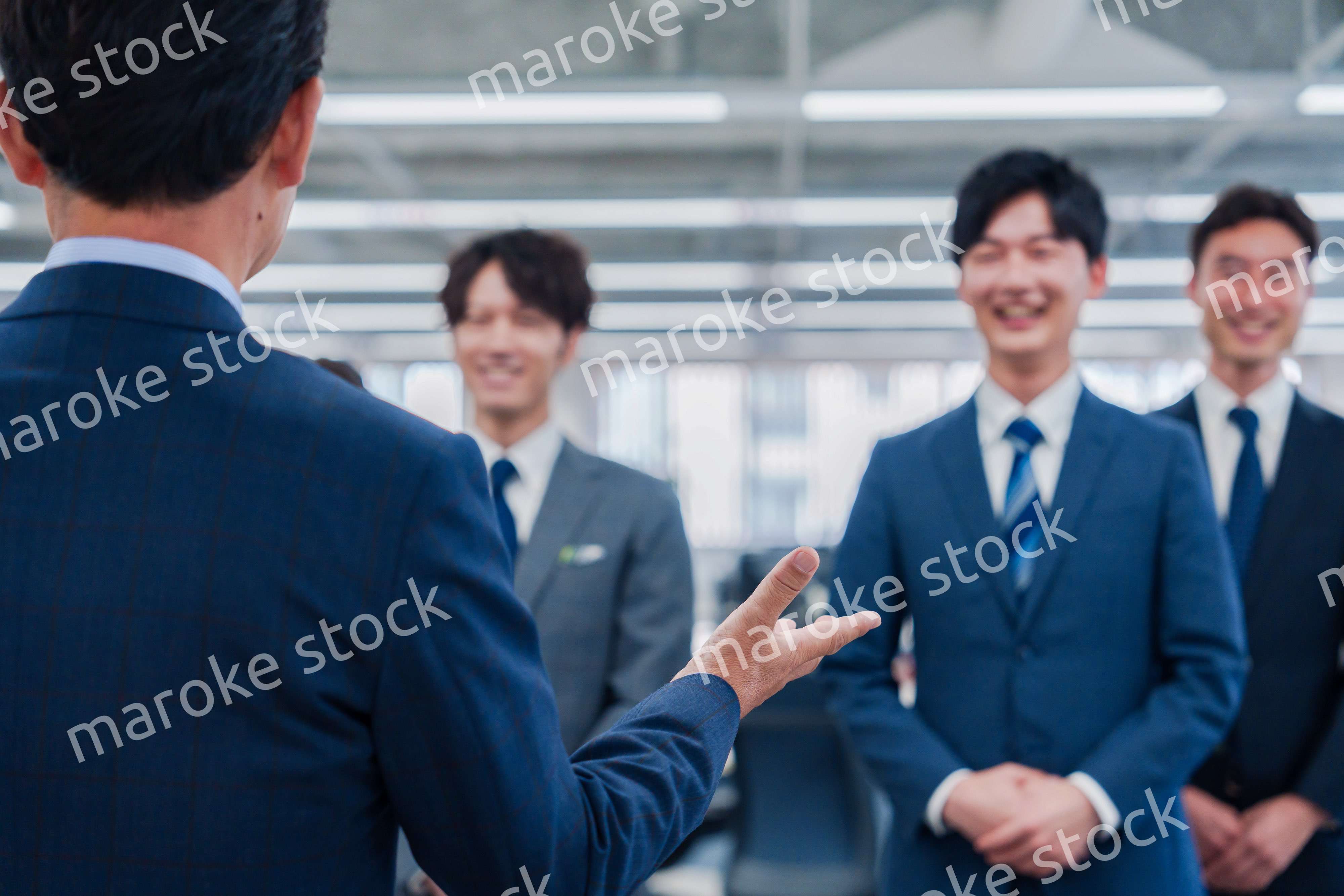 オフィスで朝会をするビジネスパーソン