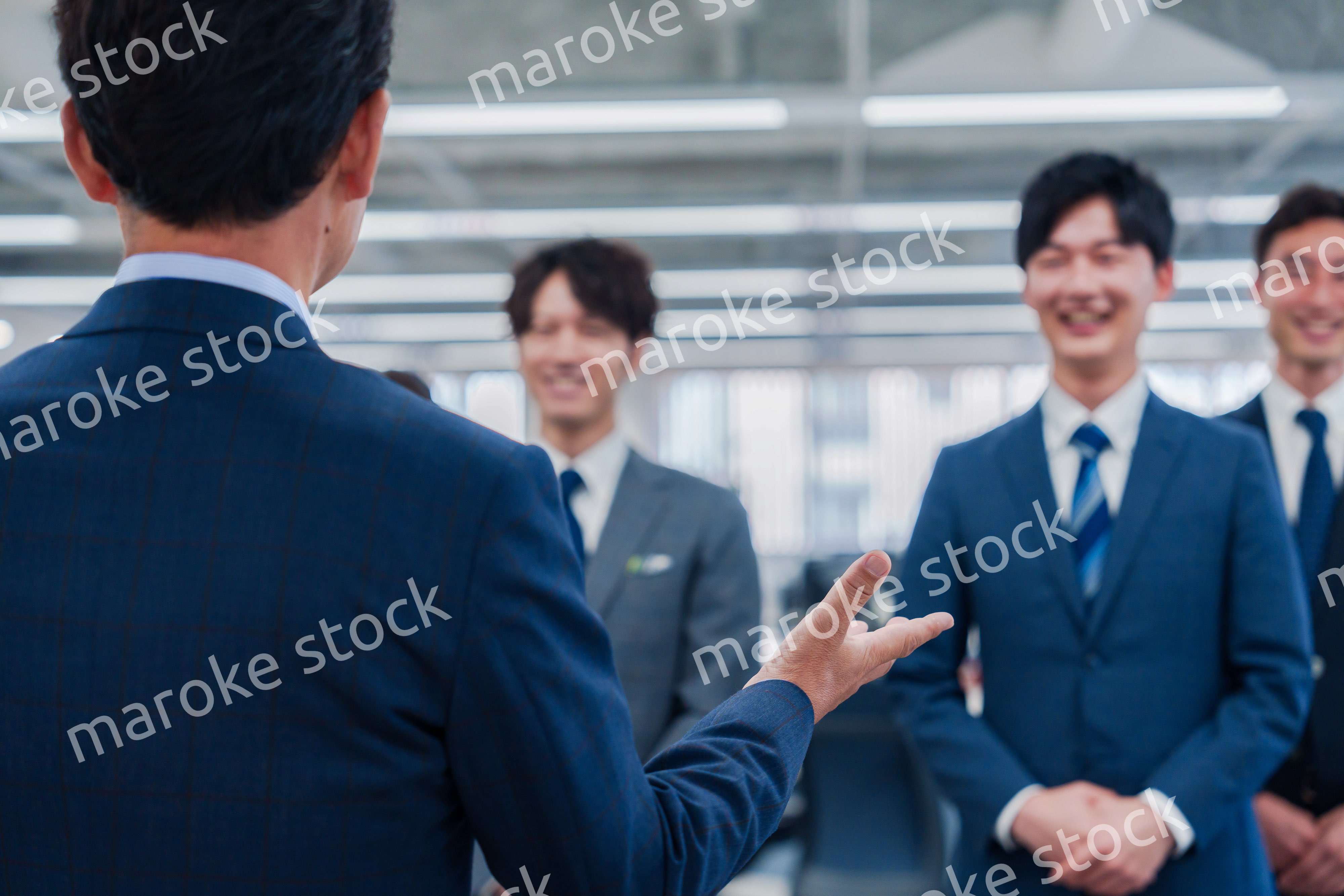 オフィスで朝会をするビジネスパーソン