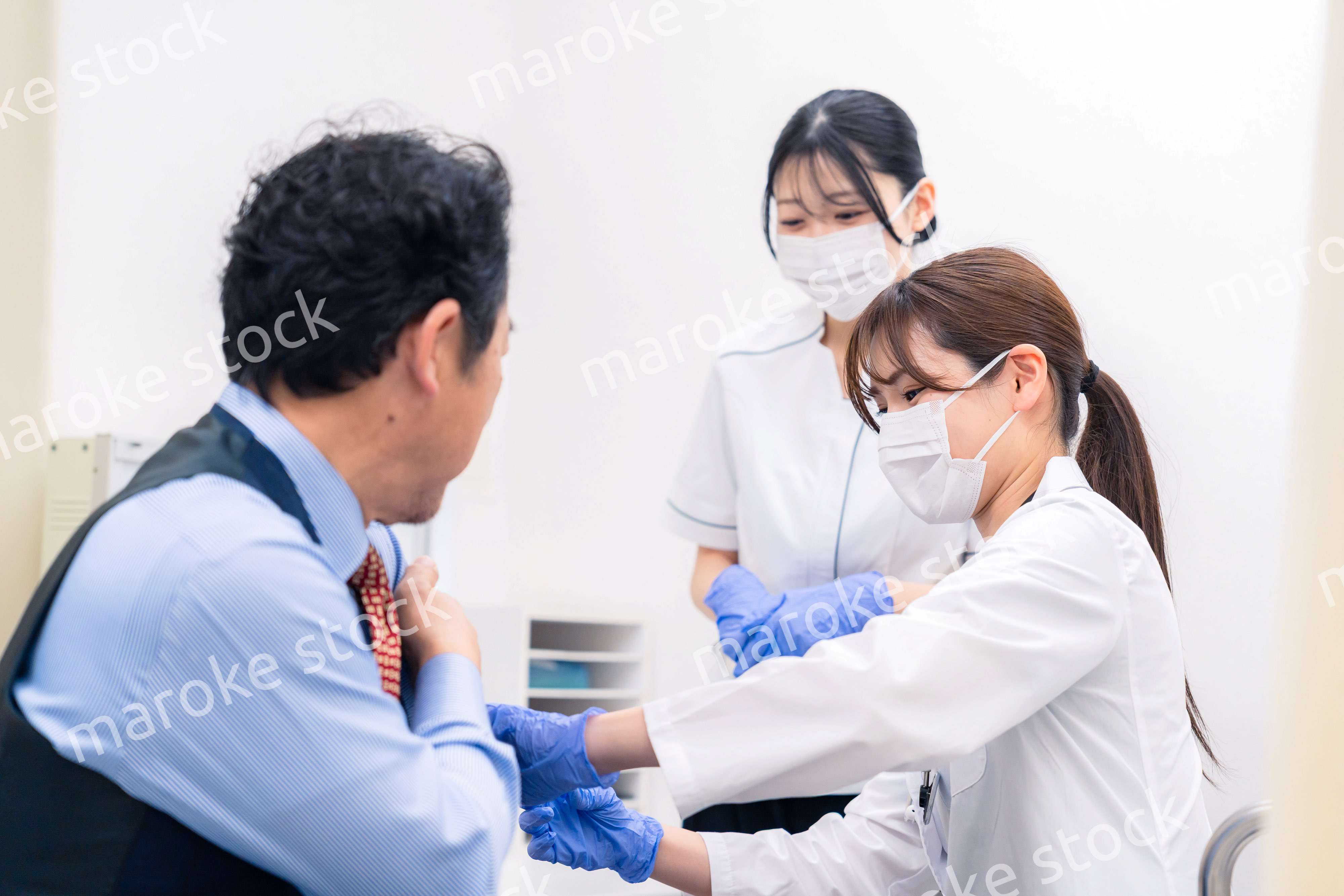 ワクチン接種・採血をする医療従事者の女性