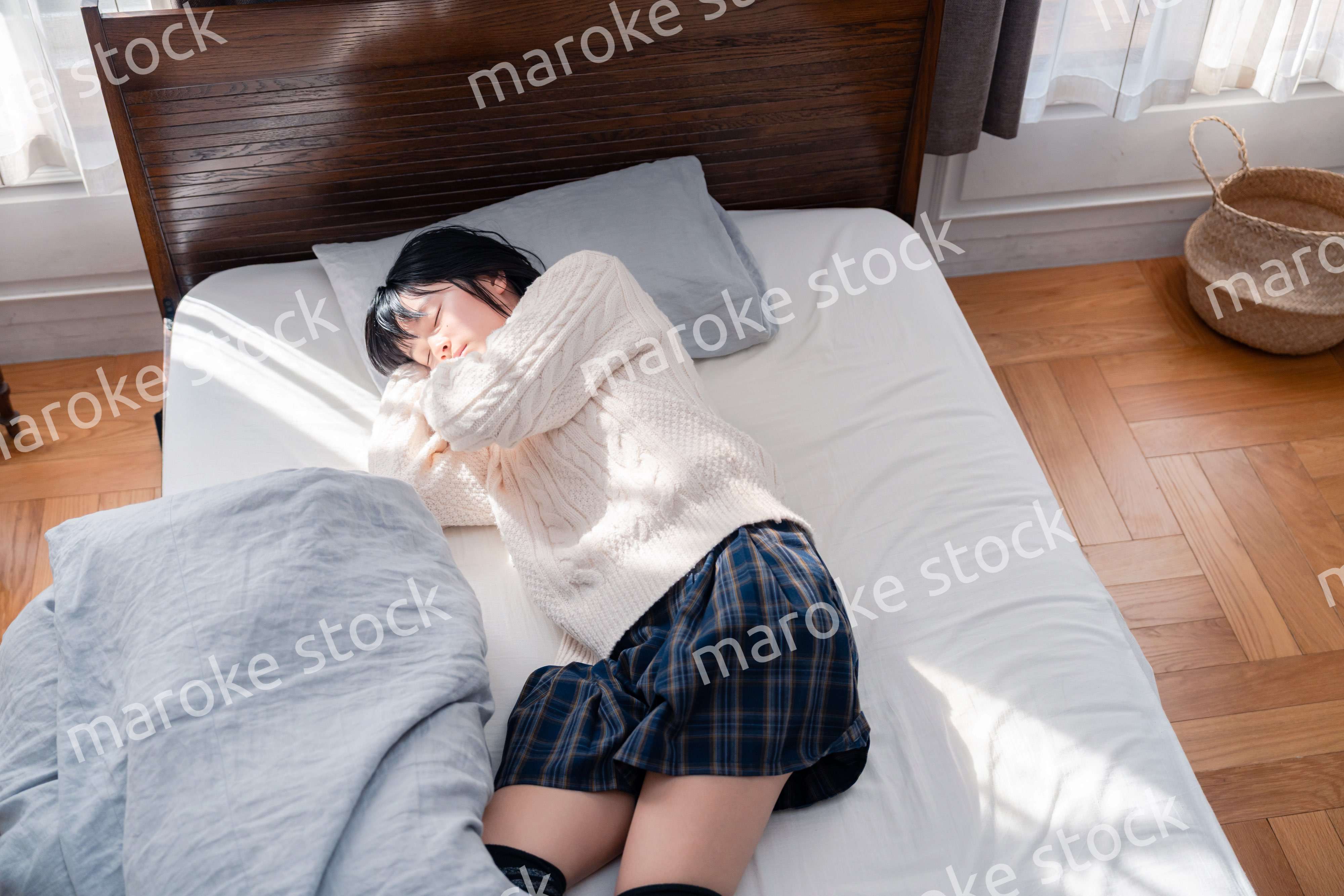 ベッドでゴロゴロする女子高生