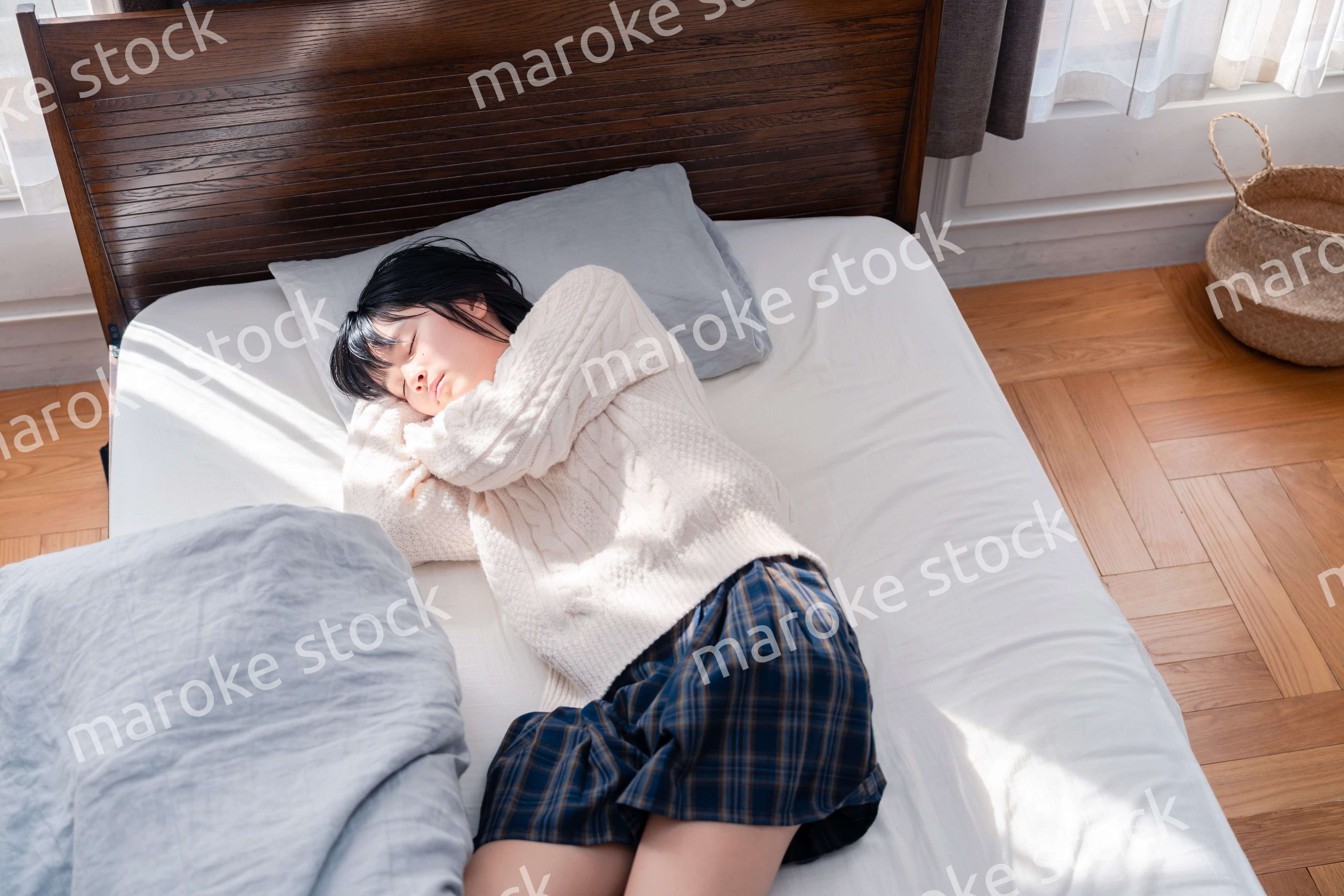 ベッドでゴロゴロする女子高生