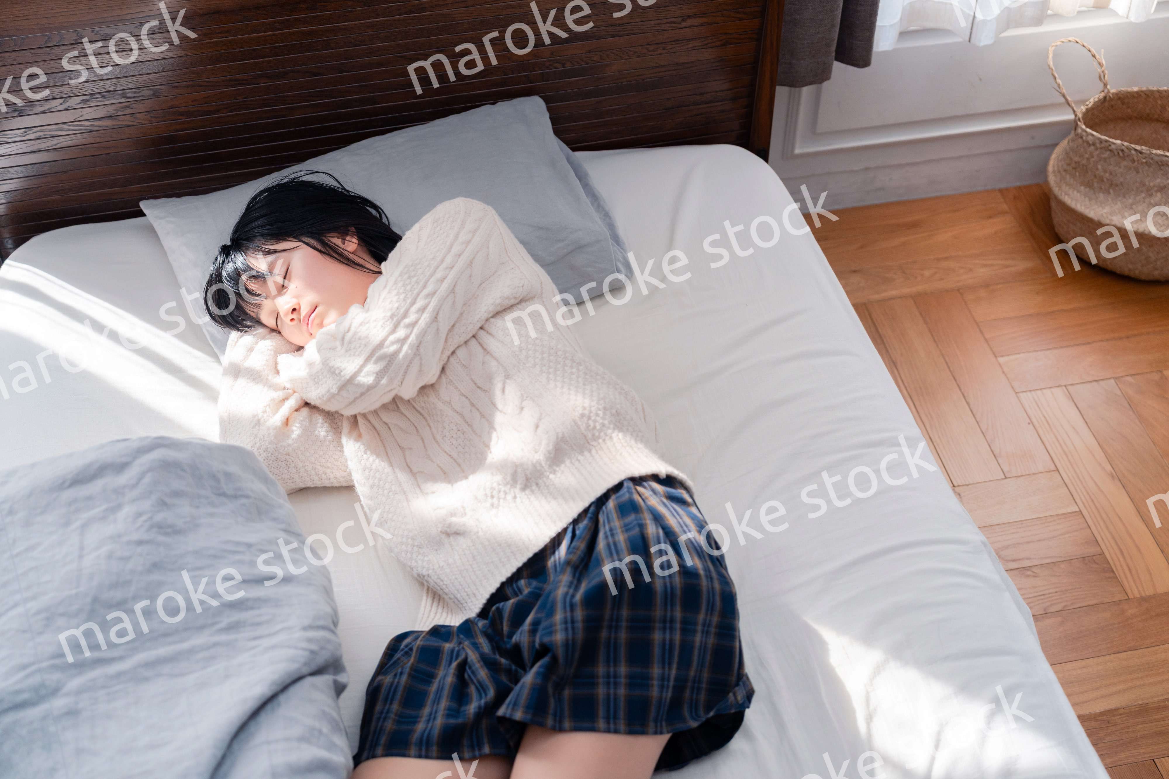 ベッドでゴロゴロする女子高生