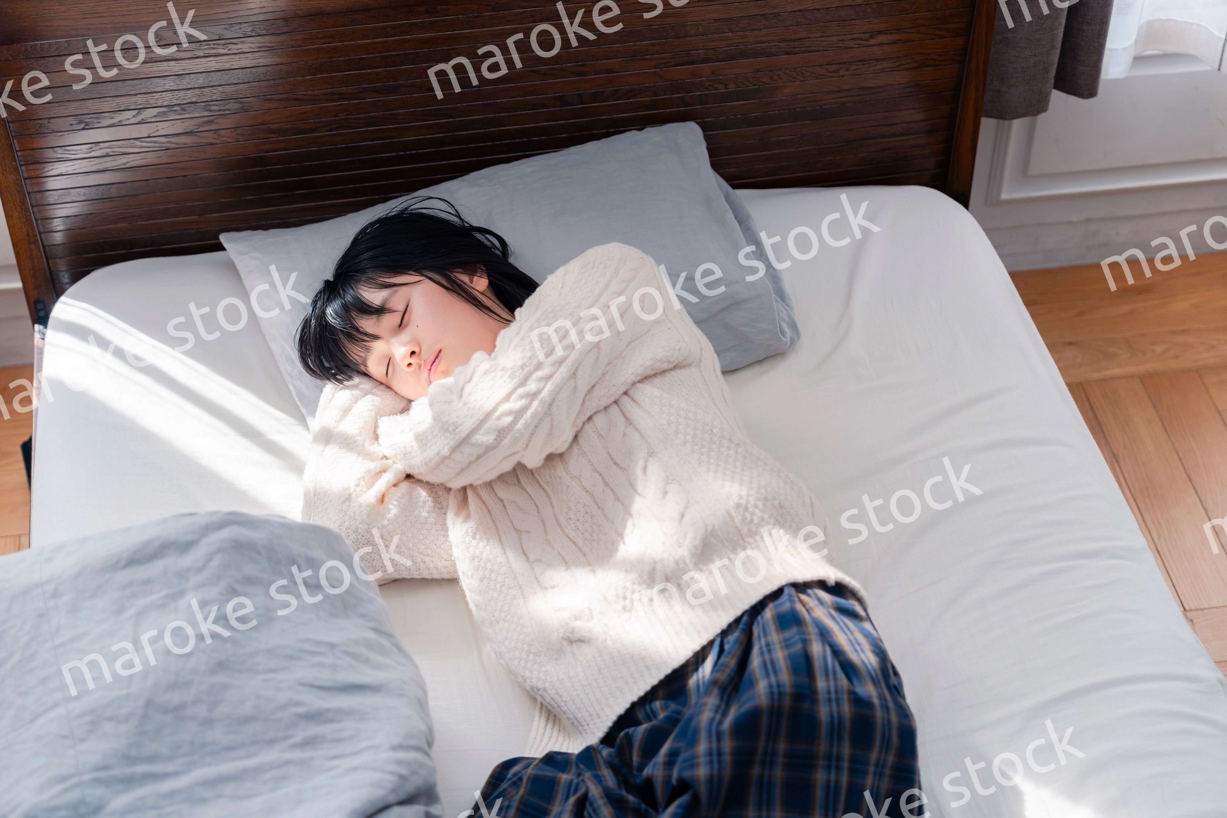 ベッドでゴロゴロする女子高生