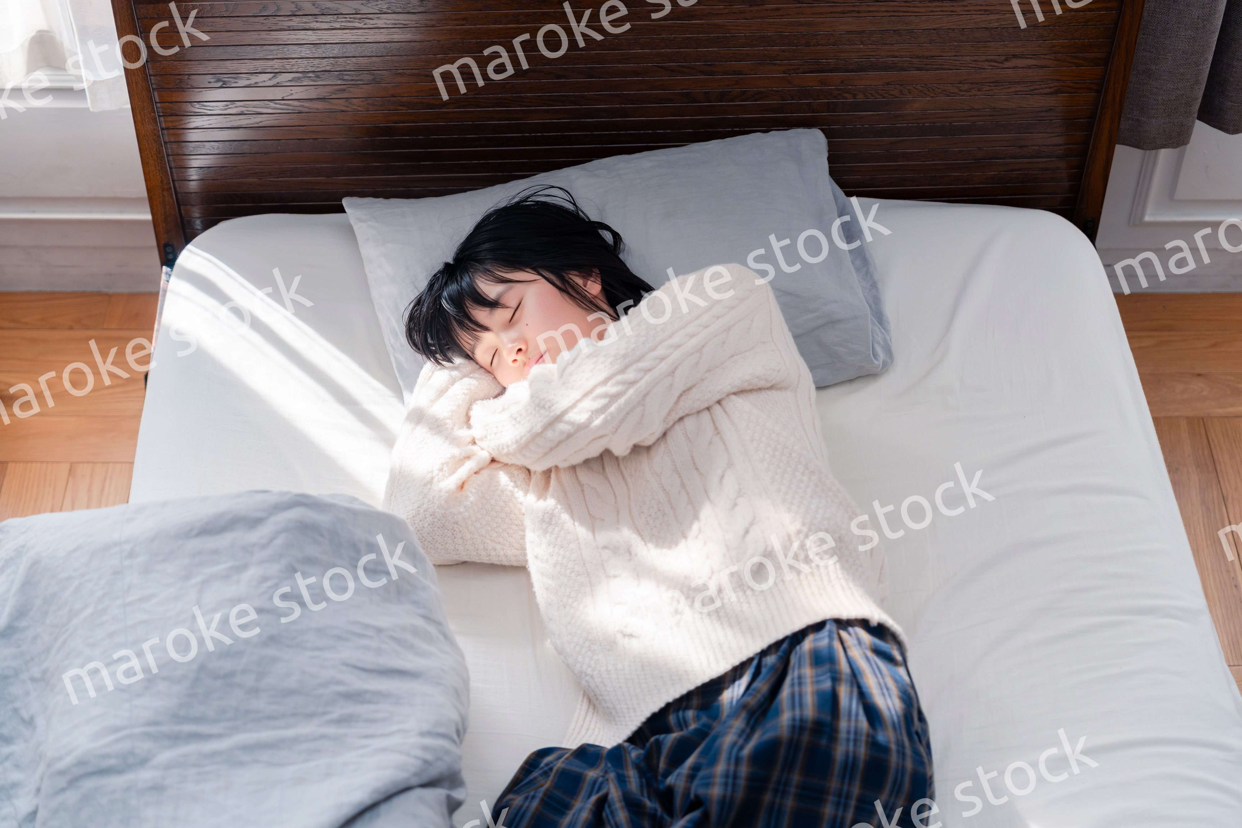 ベッドでゴロゴロする女子高生