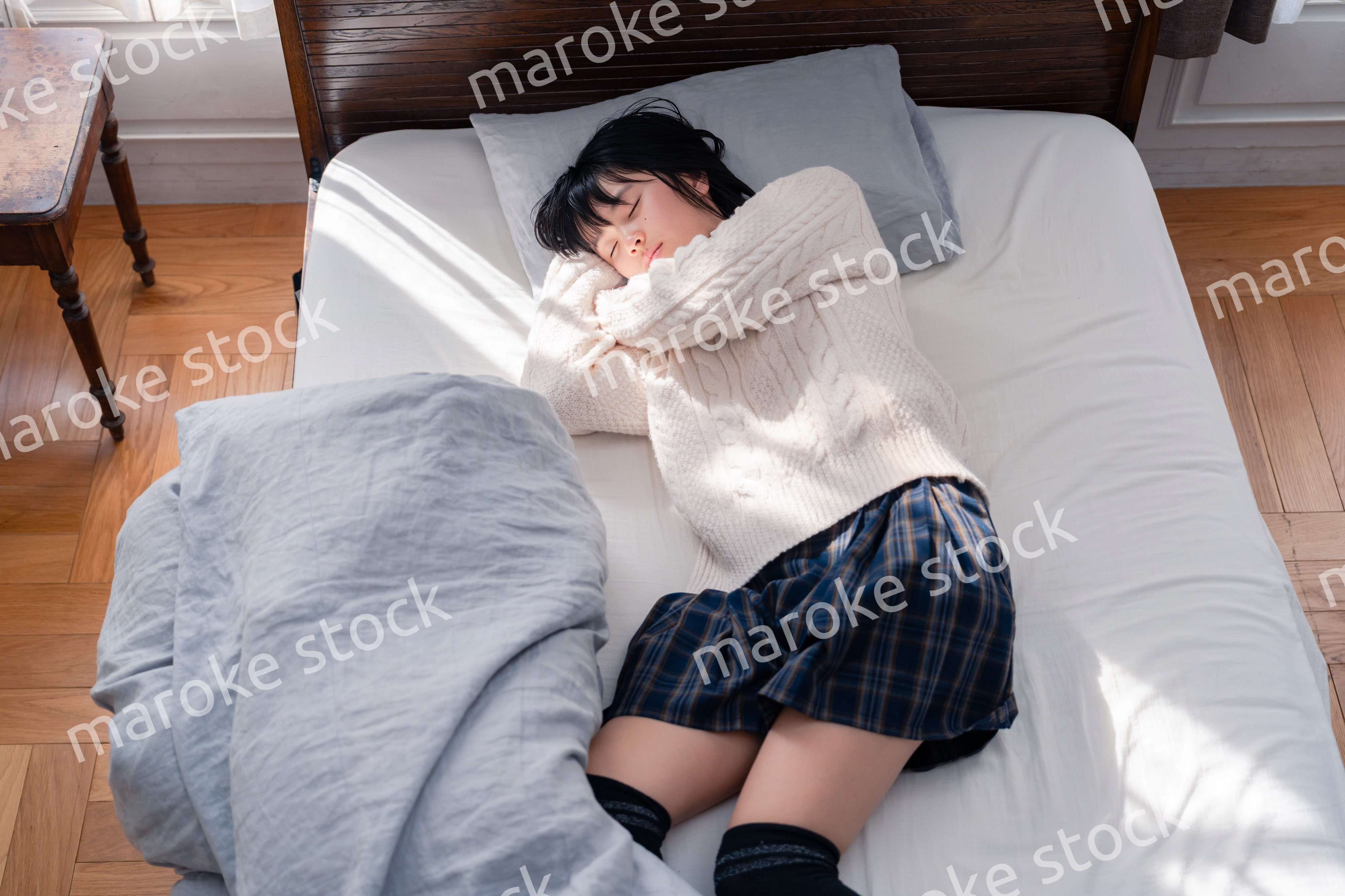 ベッドでゴロゴロする女子高生