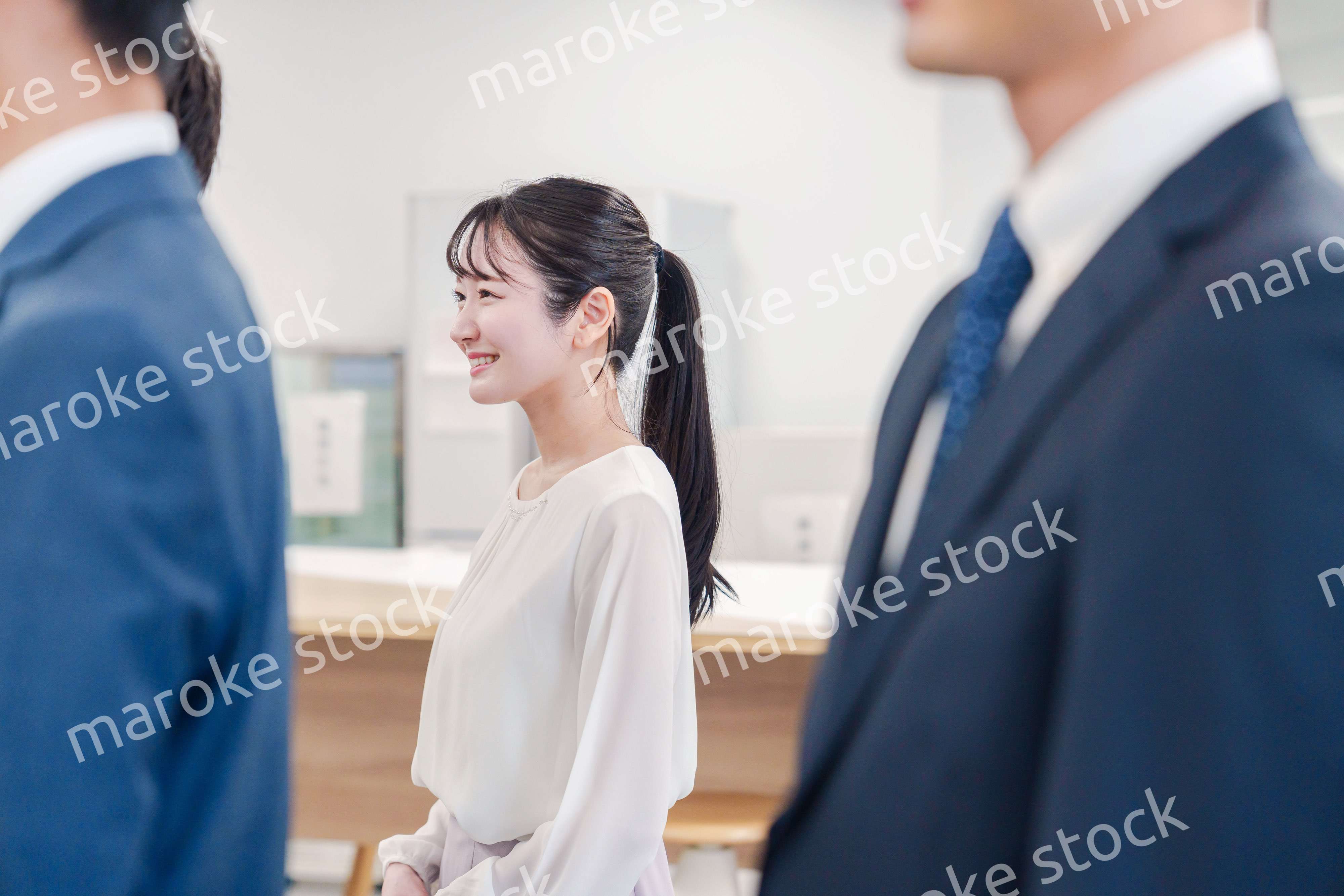 オフィスで楽しく働く若いキャリアウーマン