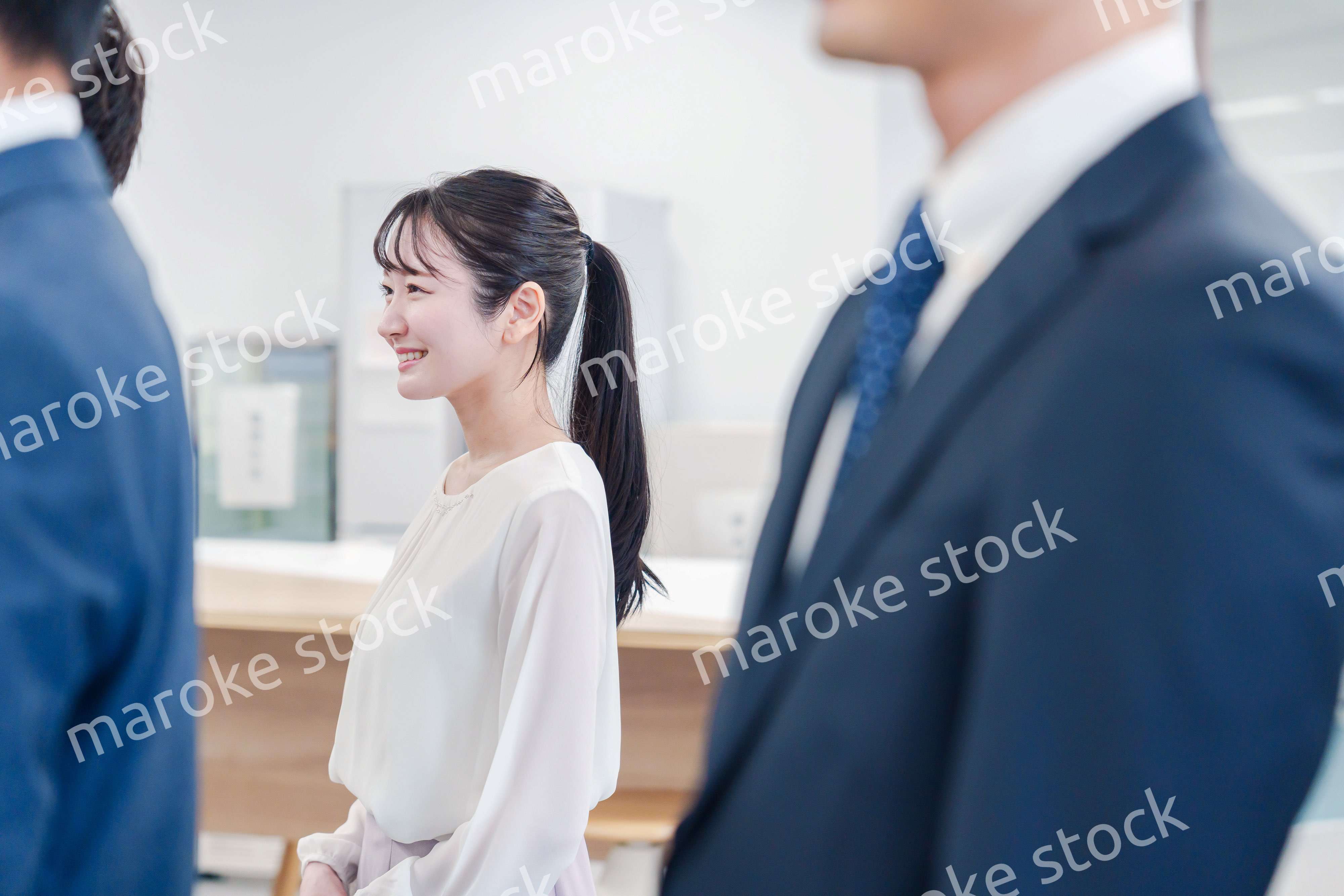 オフィスで楽しく働く若いキャリアウーマン