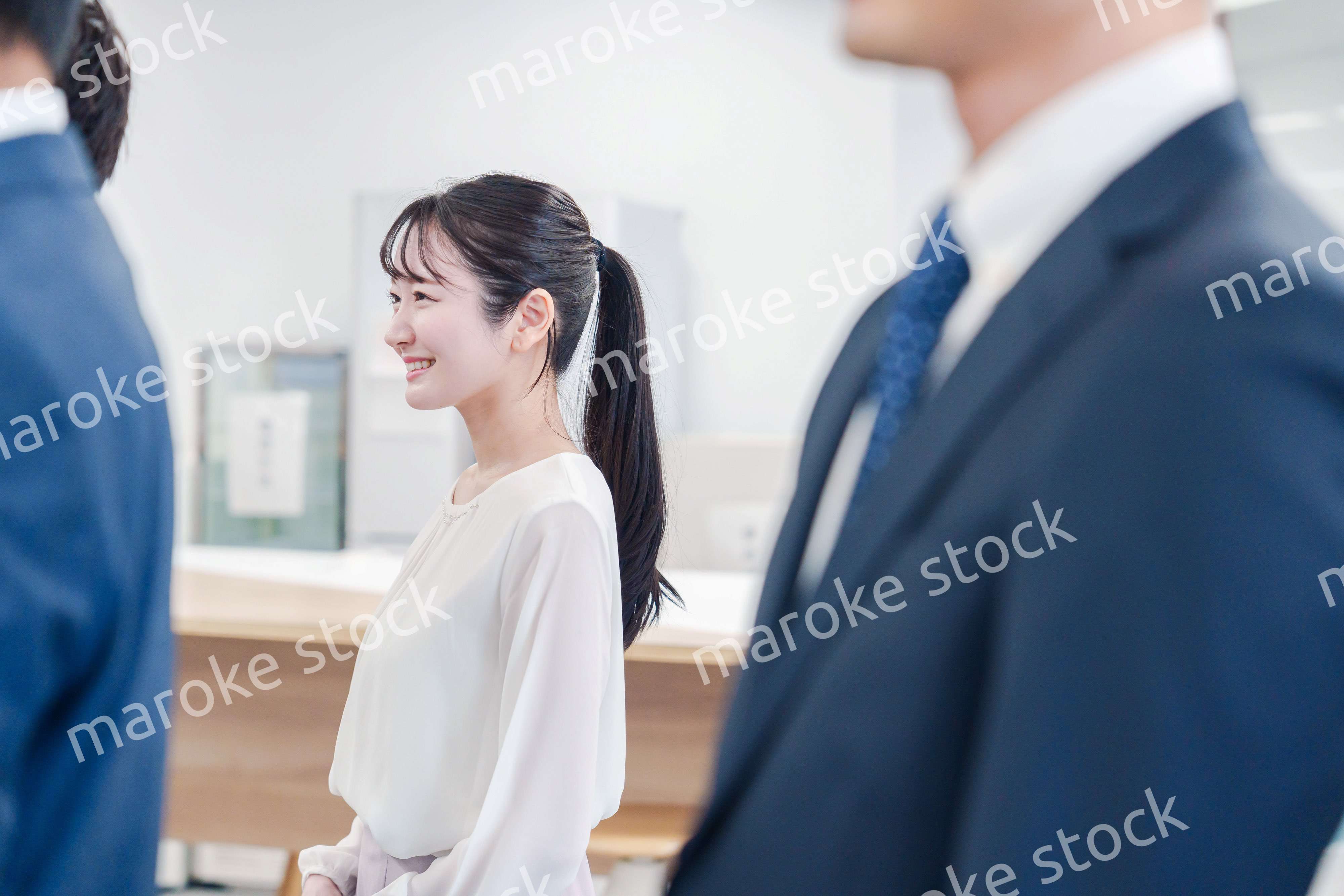 オフィスで楽しく働く若いキャリアウーマン