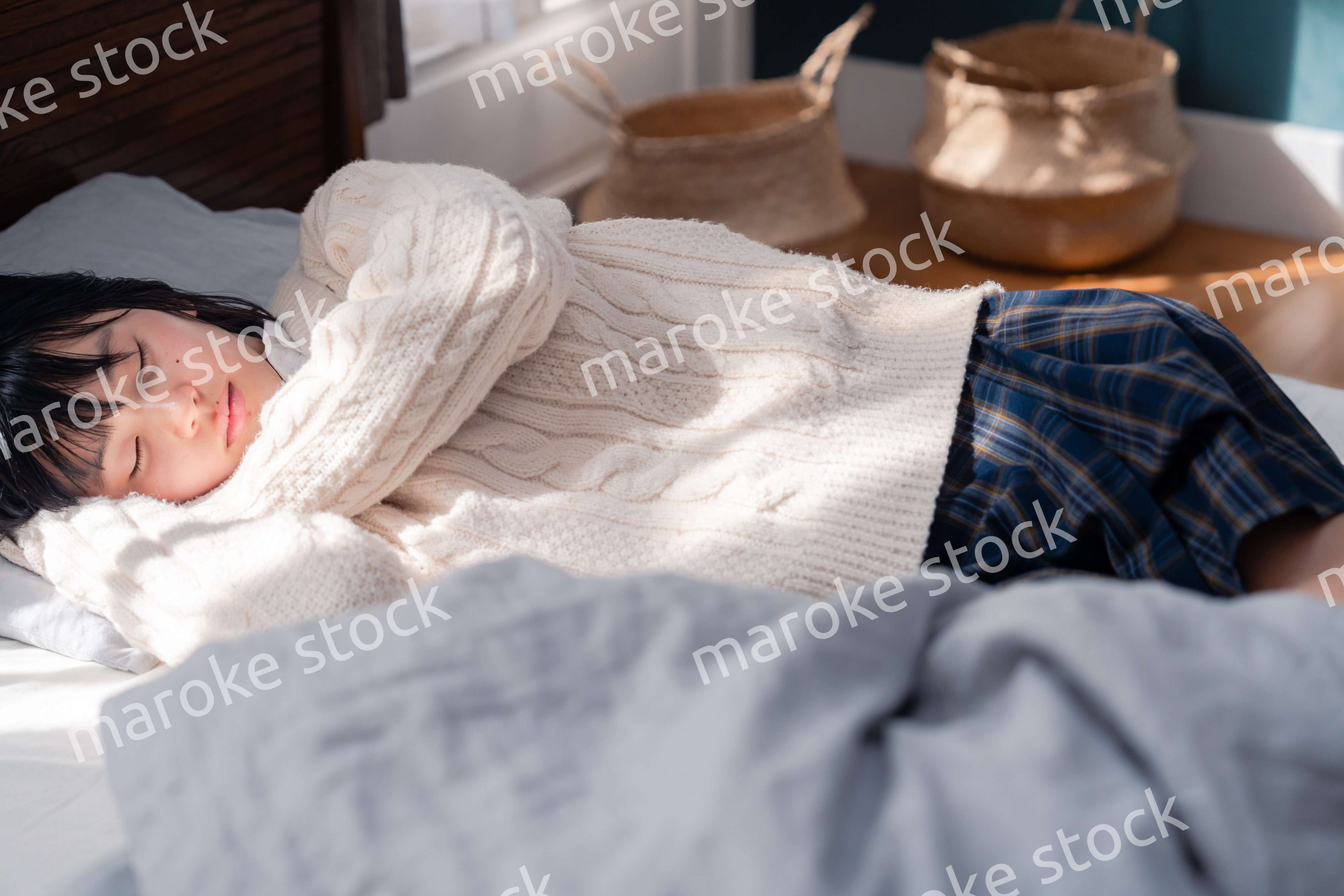 ベッドでゴロゴロする女子高生