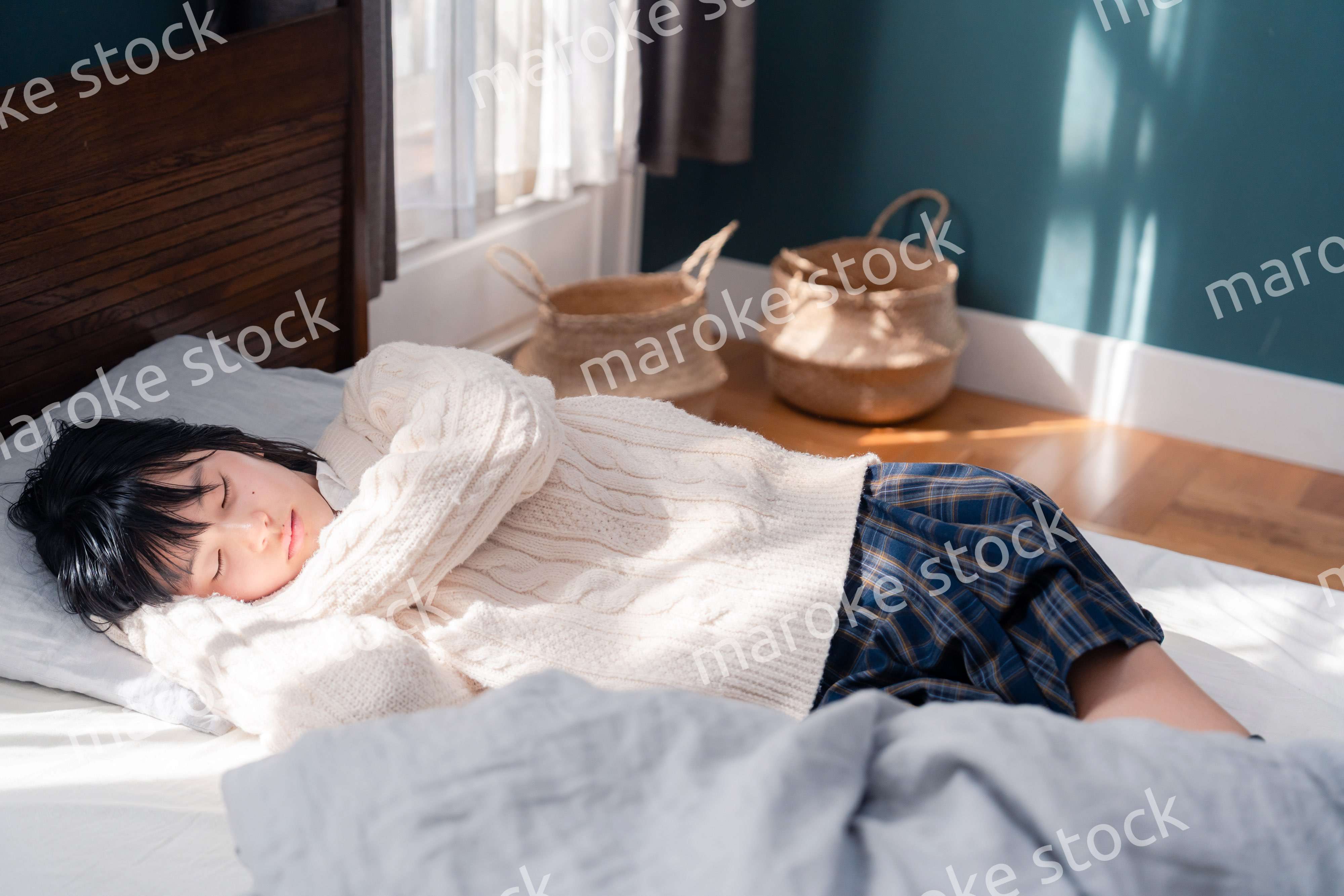 ベッドでゴロゴロする女子高生