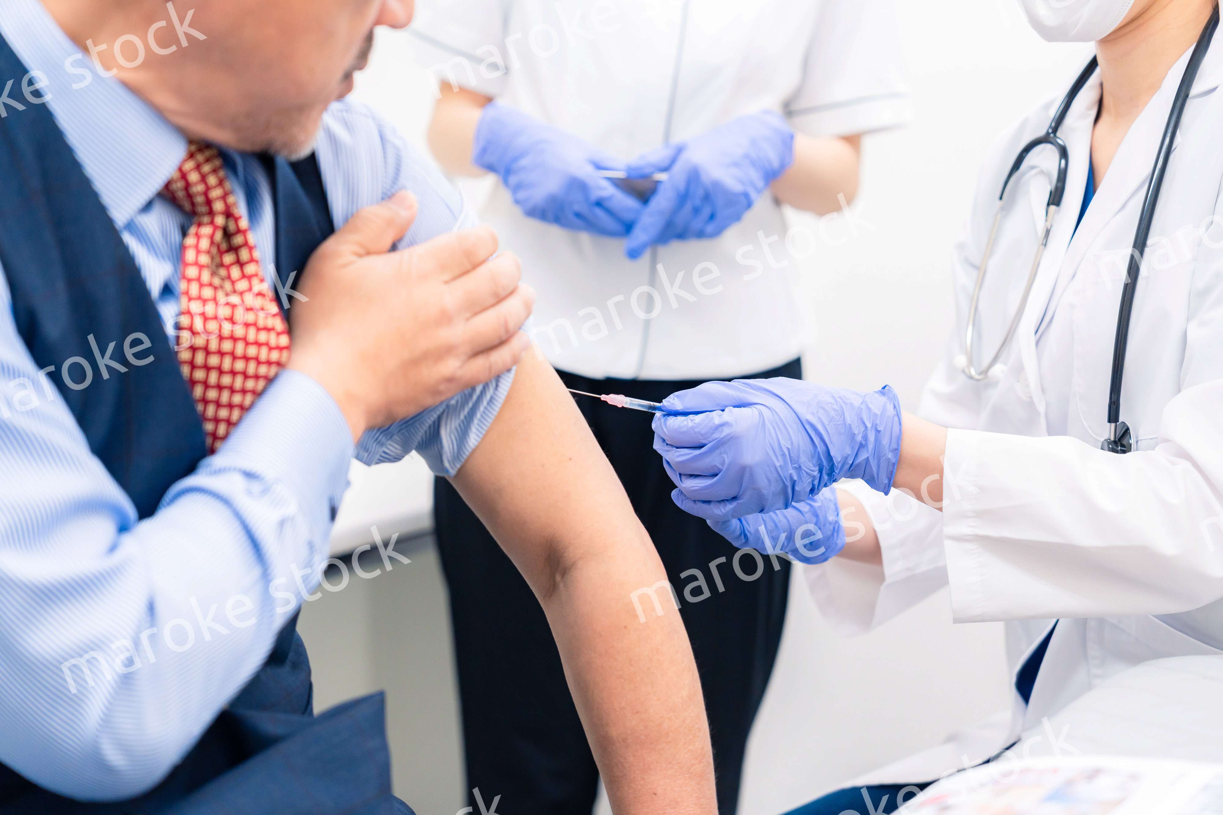 ワクチン接種・採血をする医療従事者の女性
