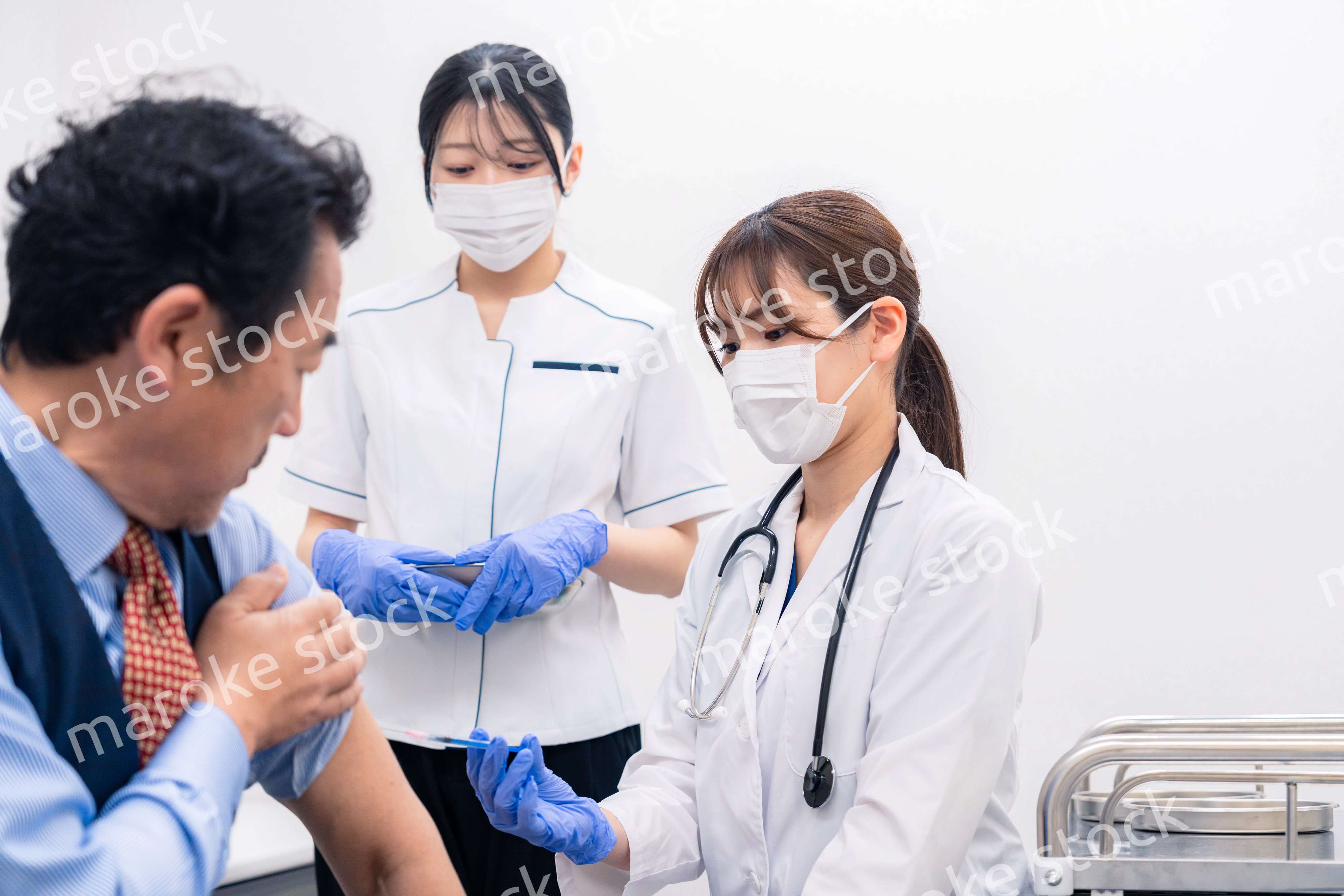 ワクチン接種・採血をする医療従事者の女性