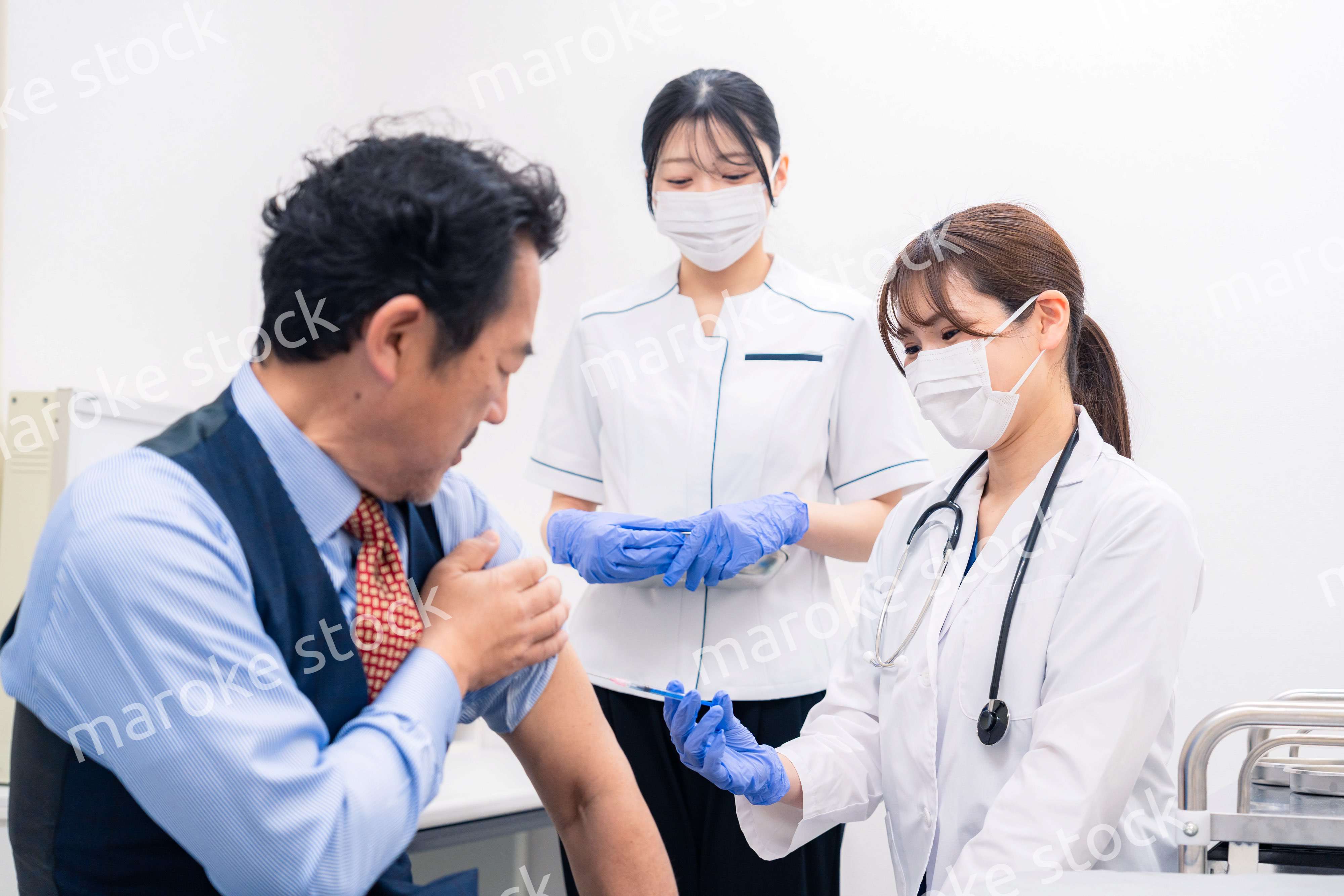 ワクチン接種・採血をする医療従事者の女性