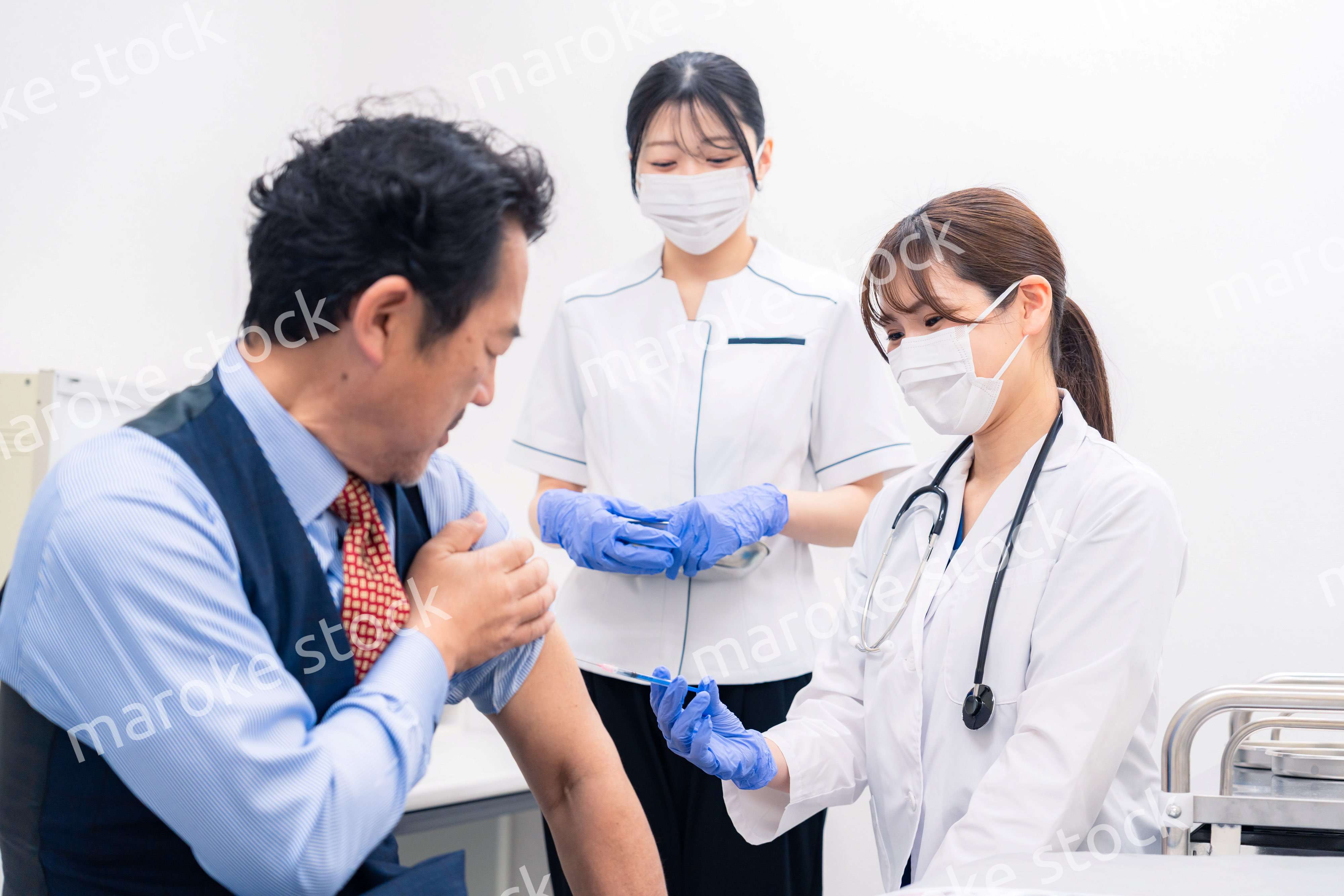 ワクチン接種・採血をする医療従事者の女性