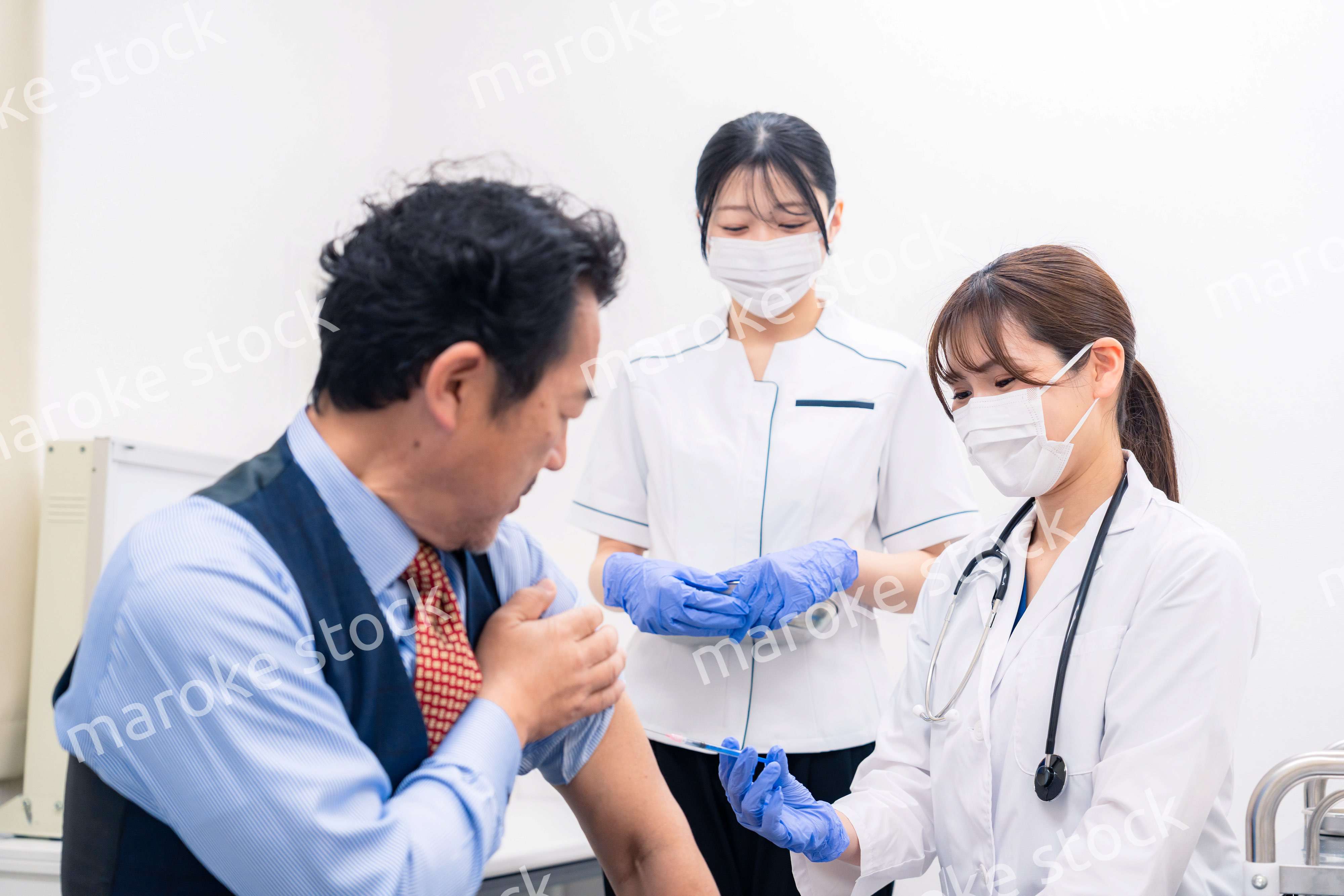 ワクチン接種・採血をする医療従事者の女性