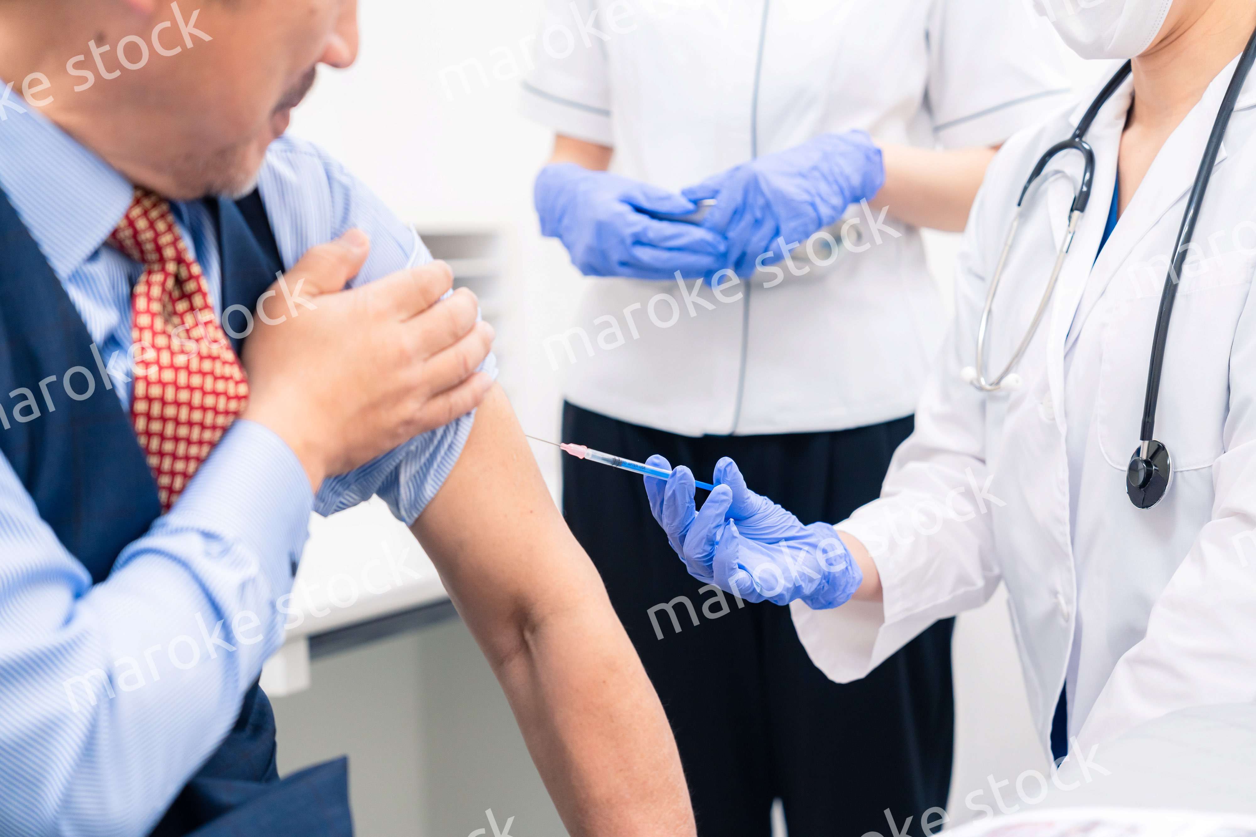 ワクチン接種・採血をする医療従事者の女性