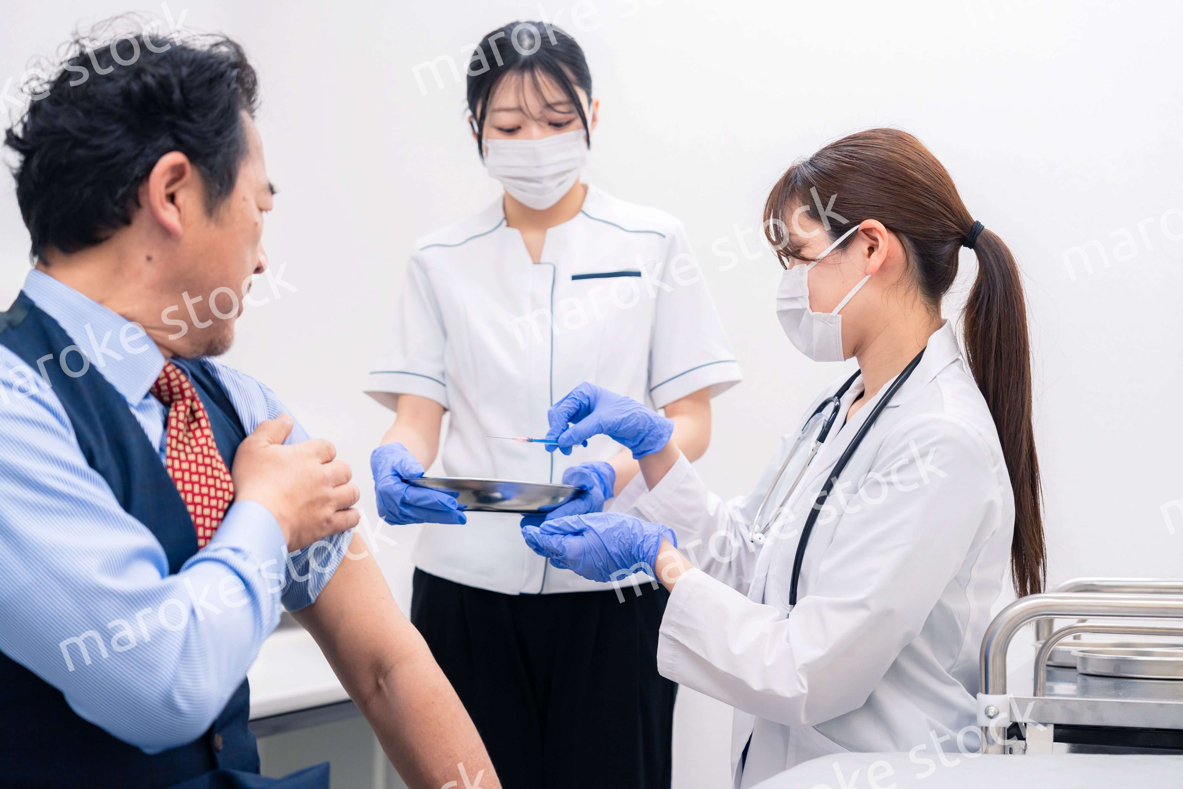 ワクチン接種・採血をする医療従事者の女性