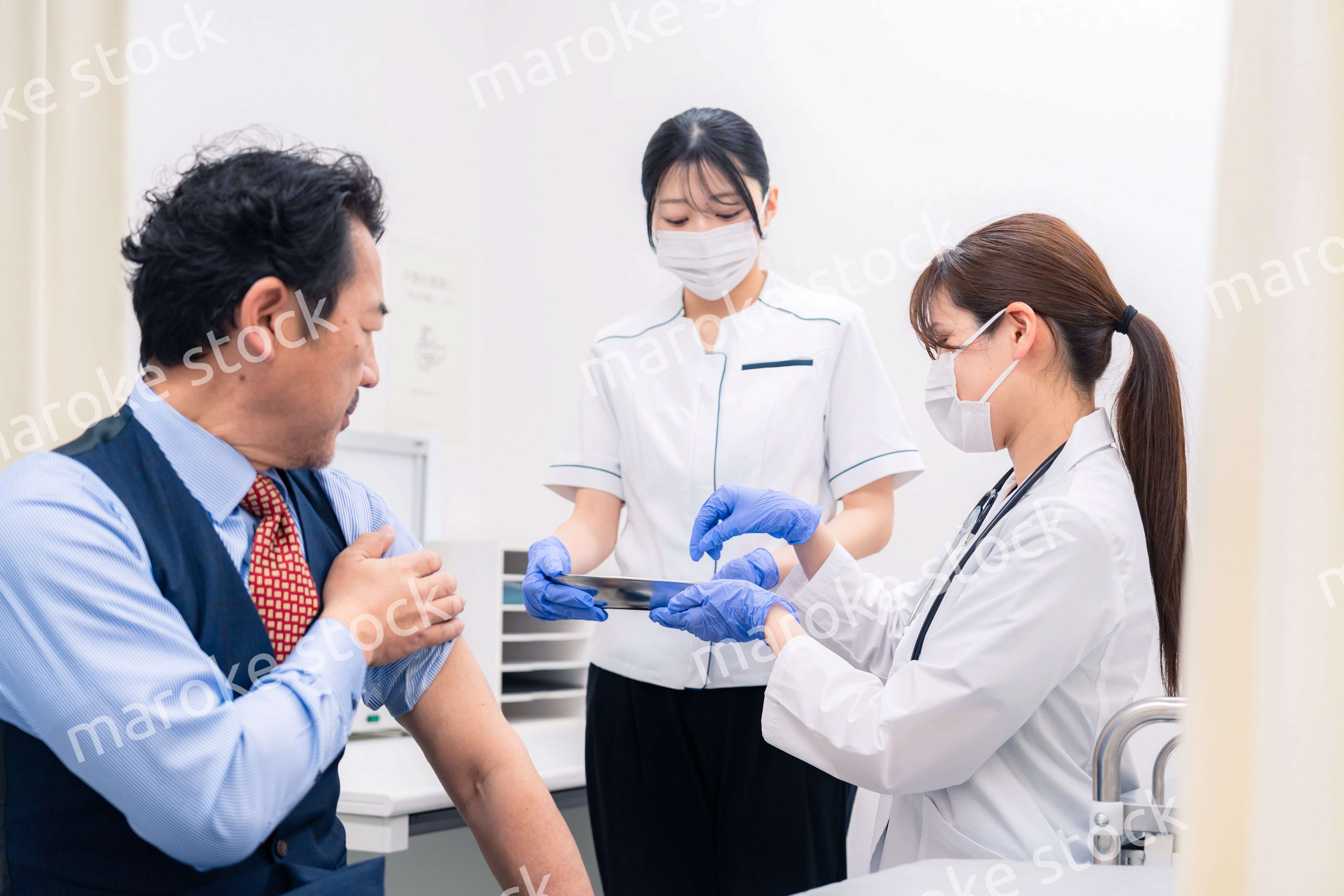 ワクチン接種・採血をする医療従事者の女性