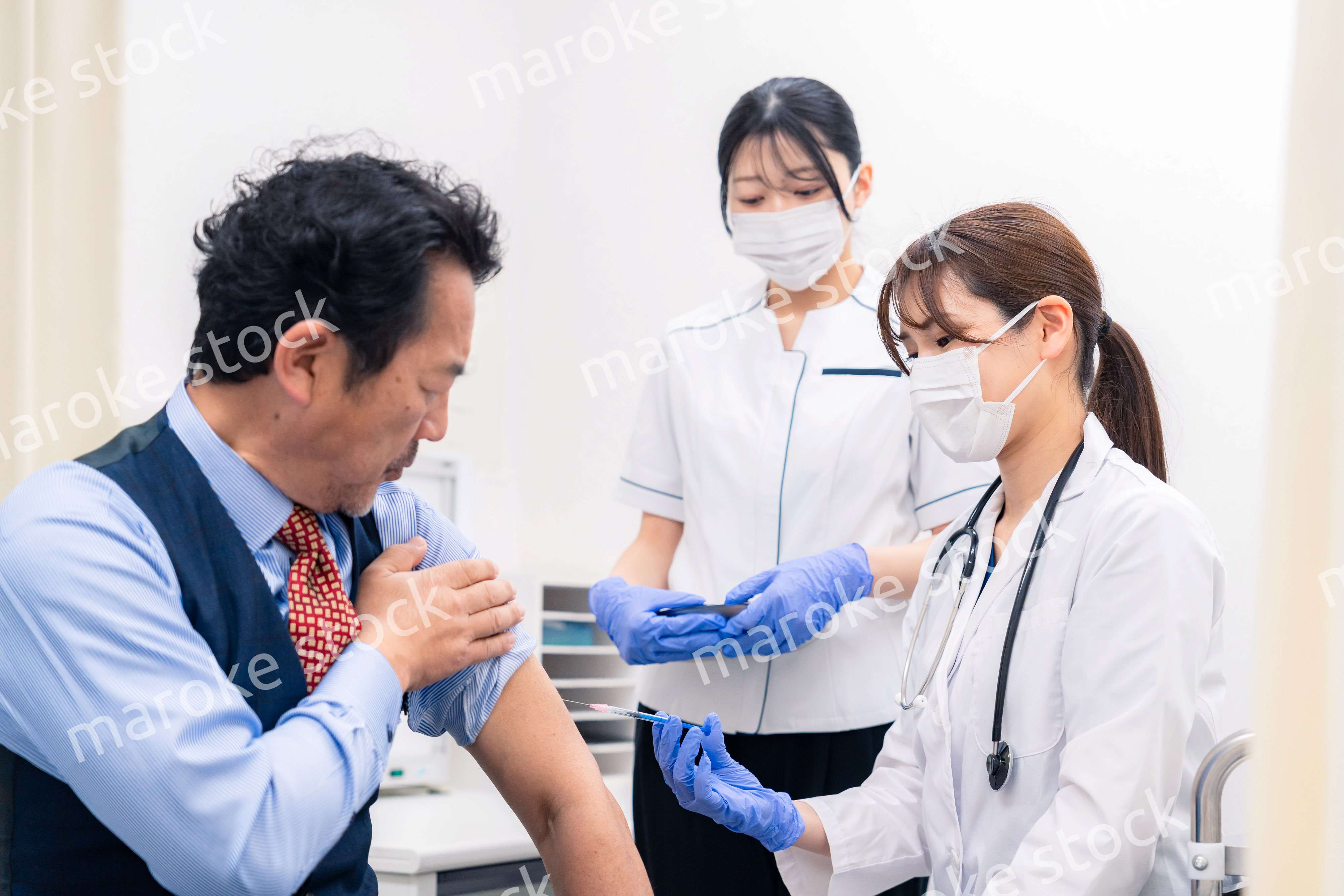 ワクチン接種・採血をする医療従事者の女性