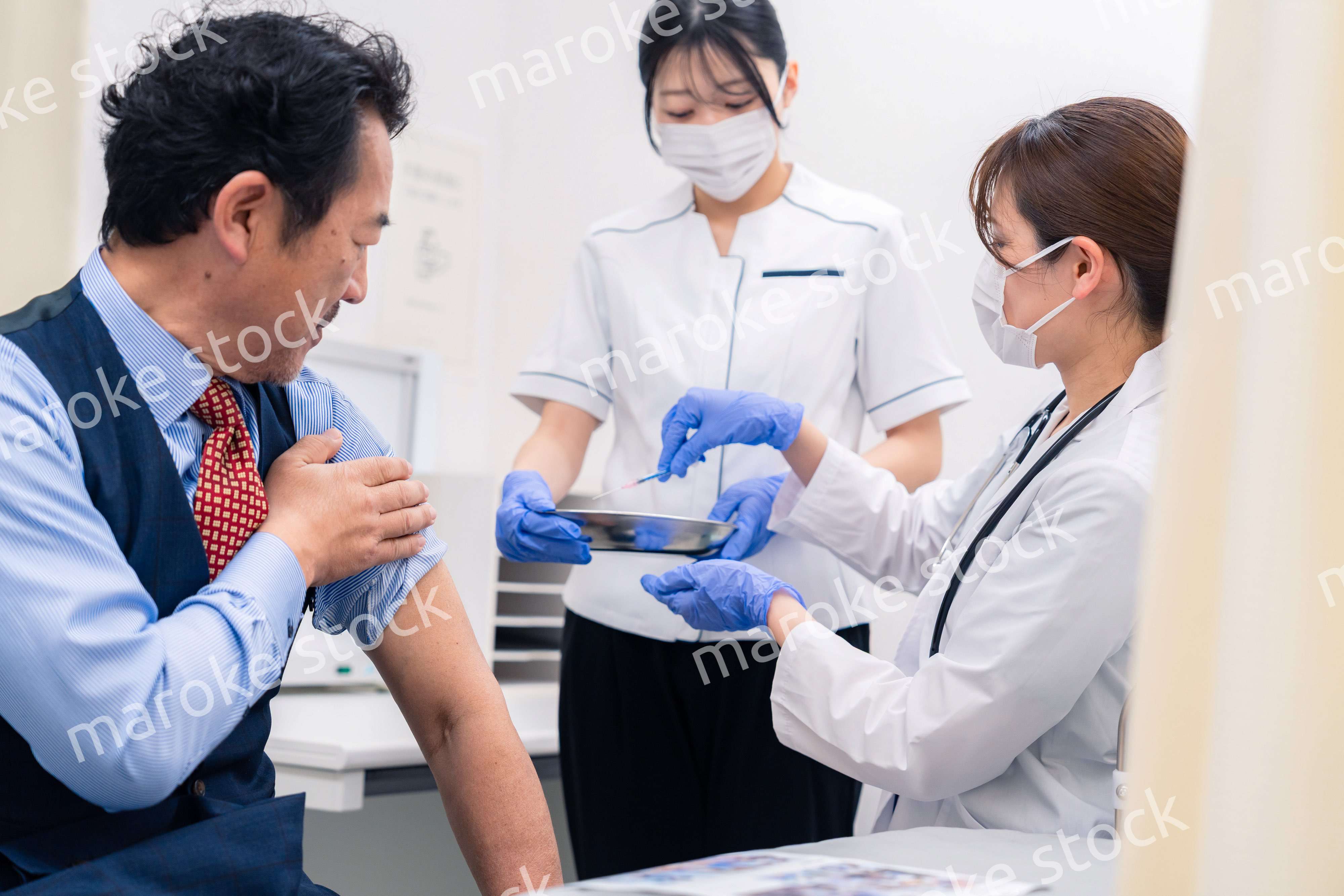 ワクチン接種・採血をする医療従事者の女性