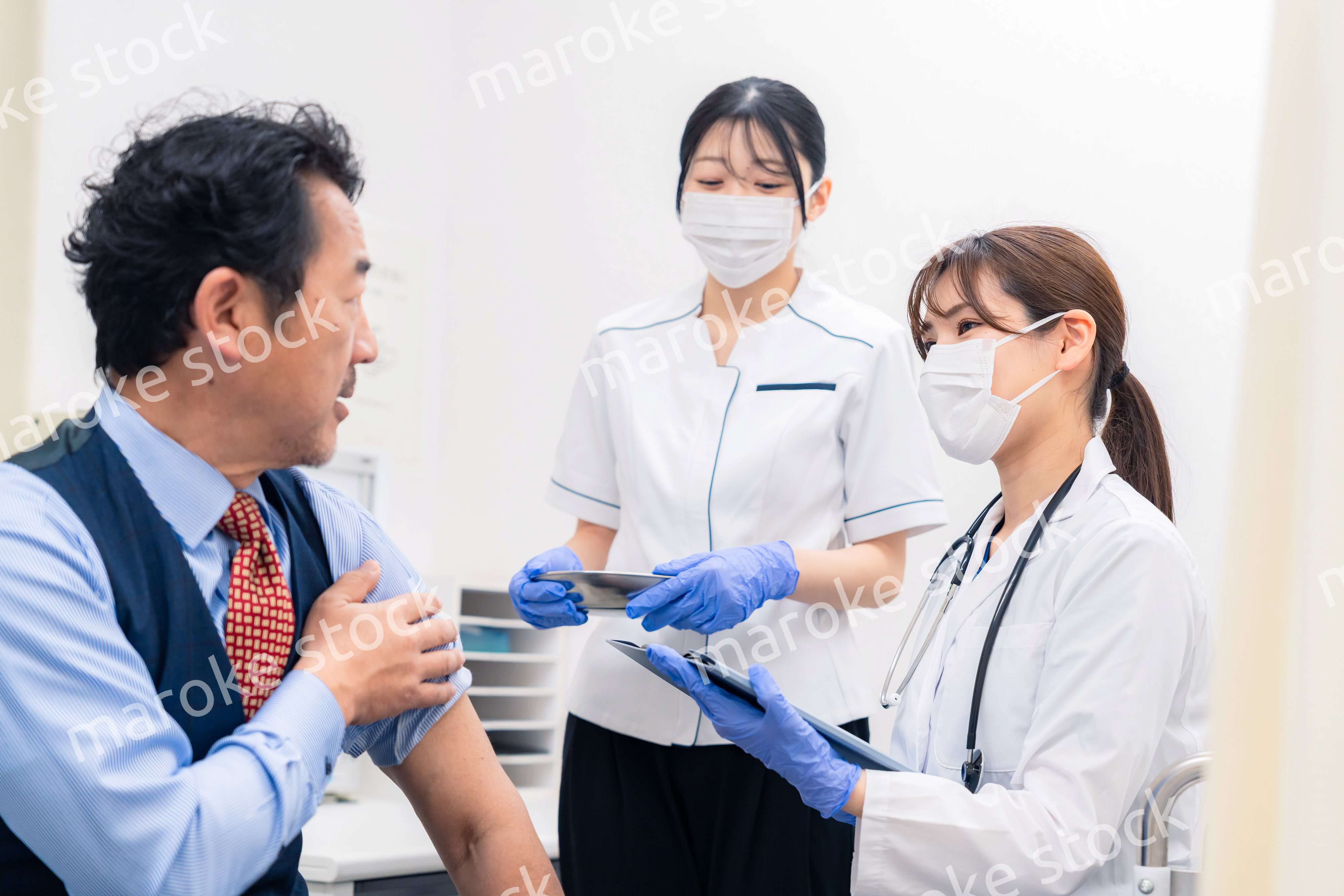 ワクチン接種・採血をする医療従事者の女性