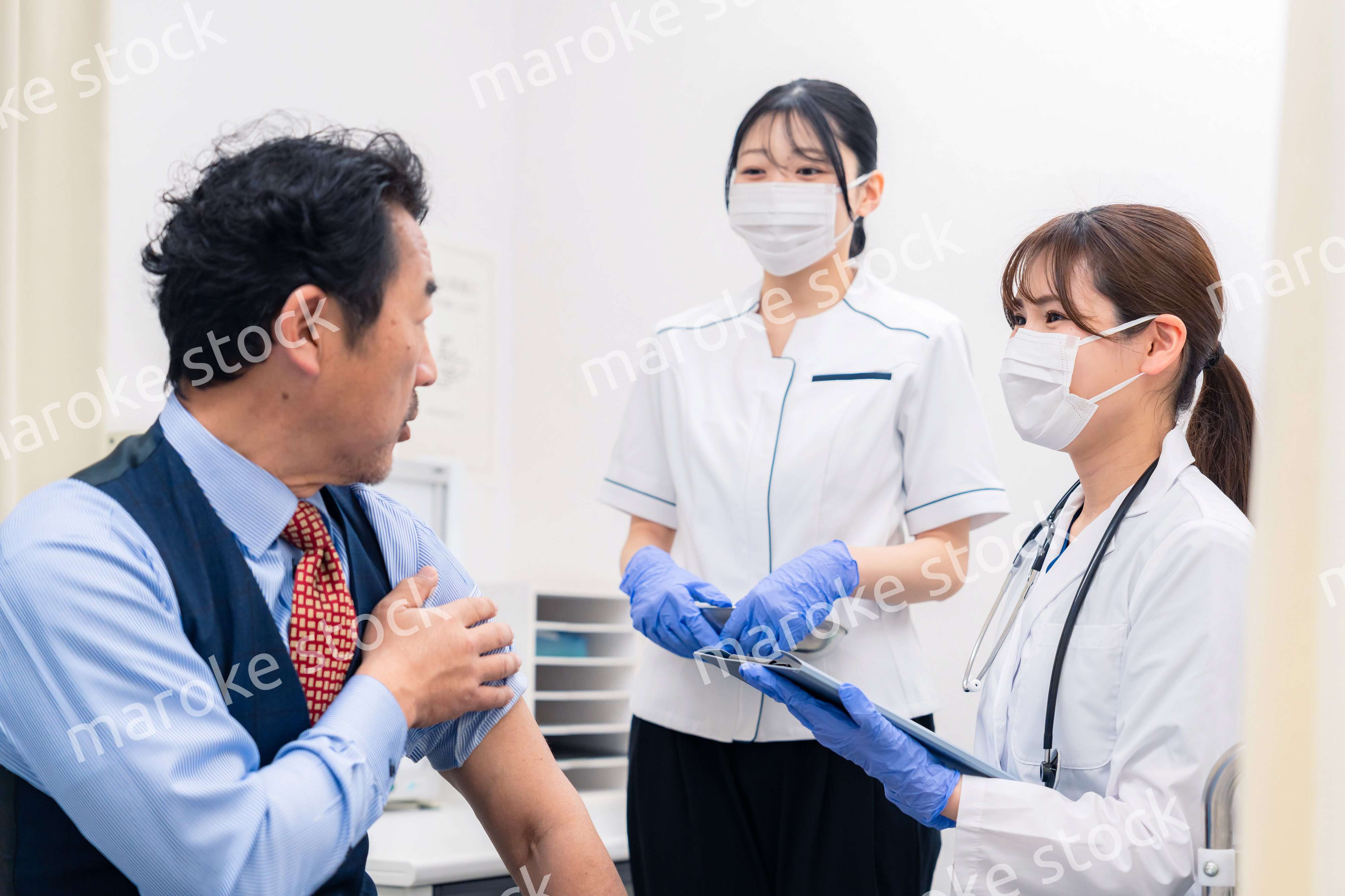 ワクチン接種・採血をする医療従事者の女性