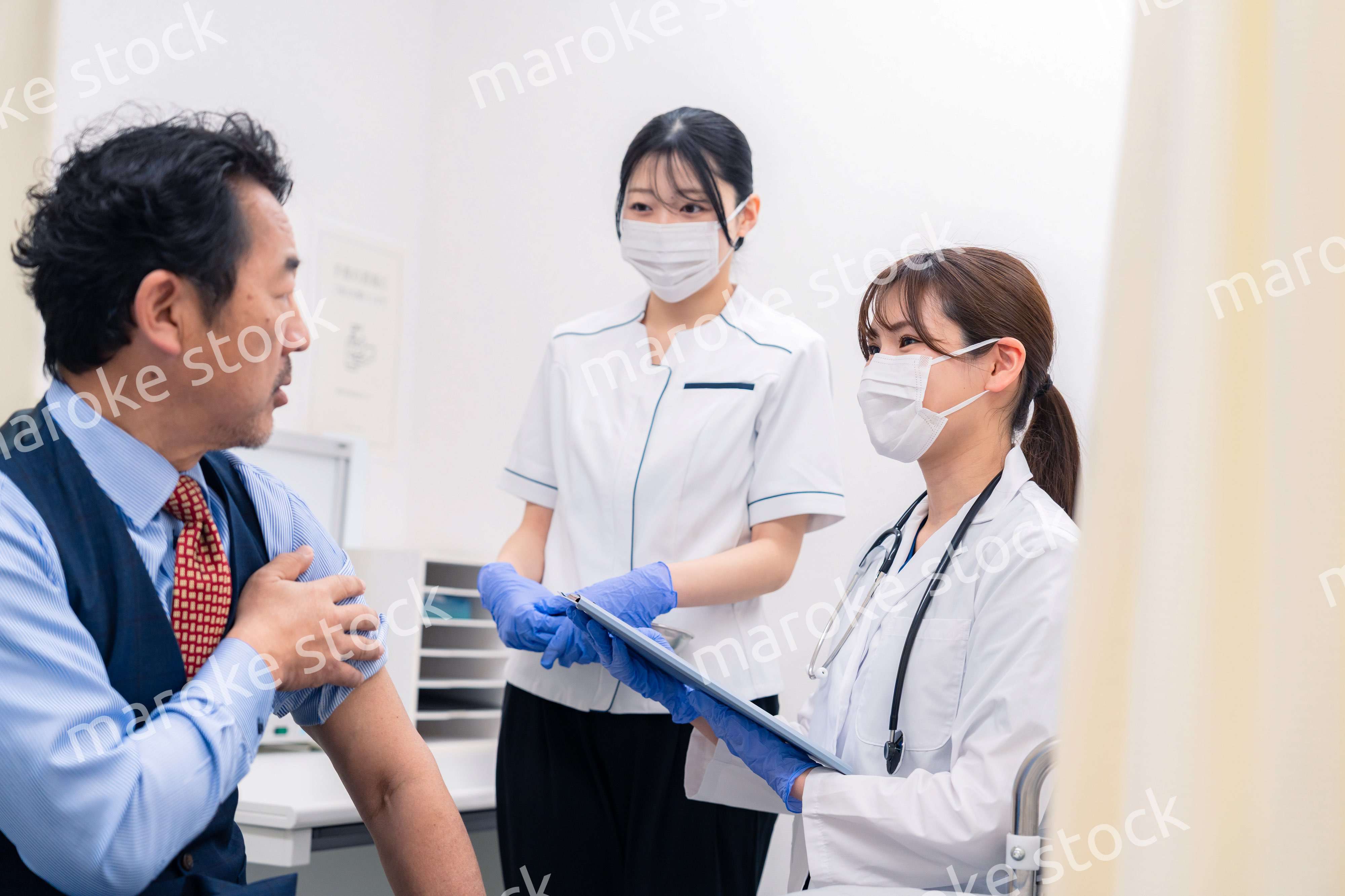 ワクチン接種・採血をする医療従事者の女性