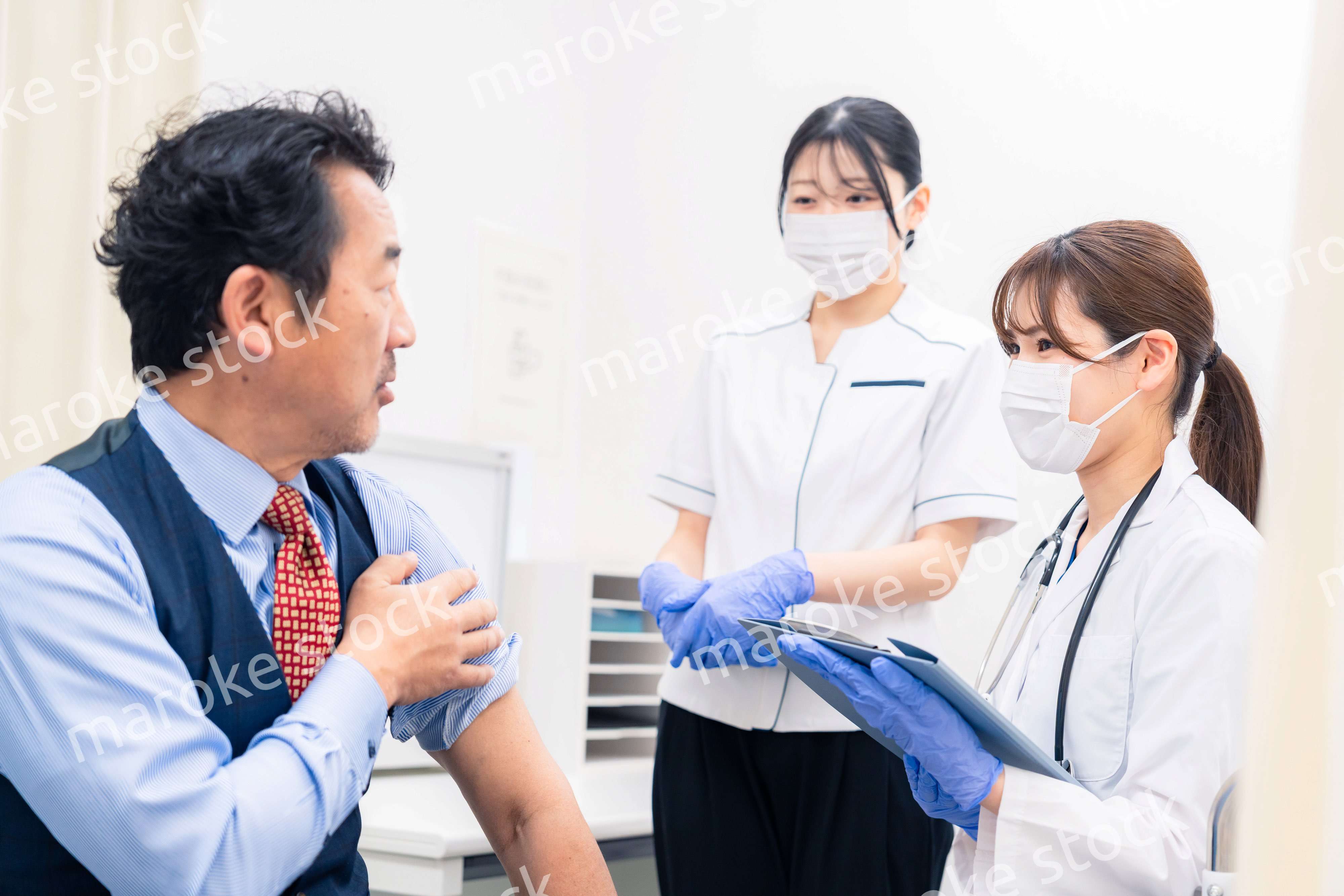 ワクチン接種・採血をする医療従事者の女性