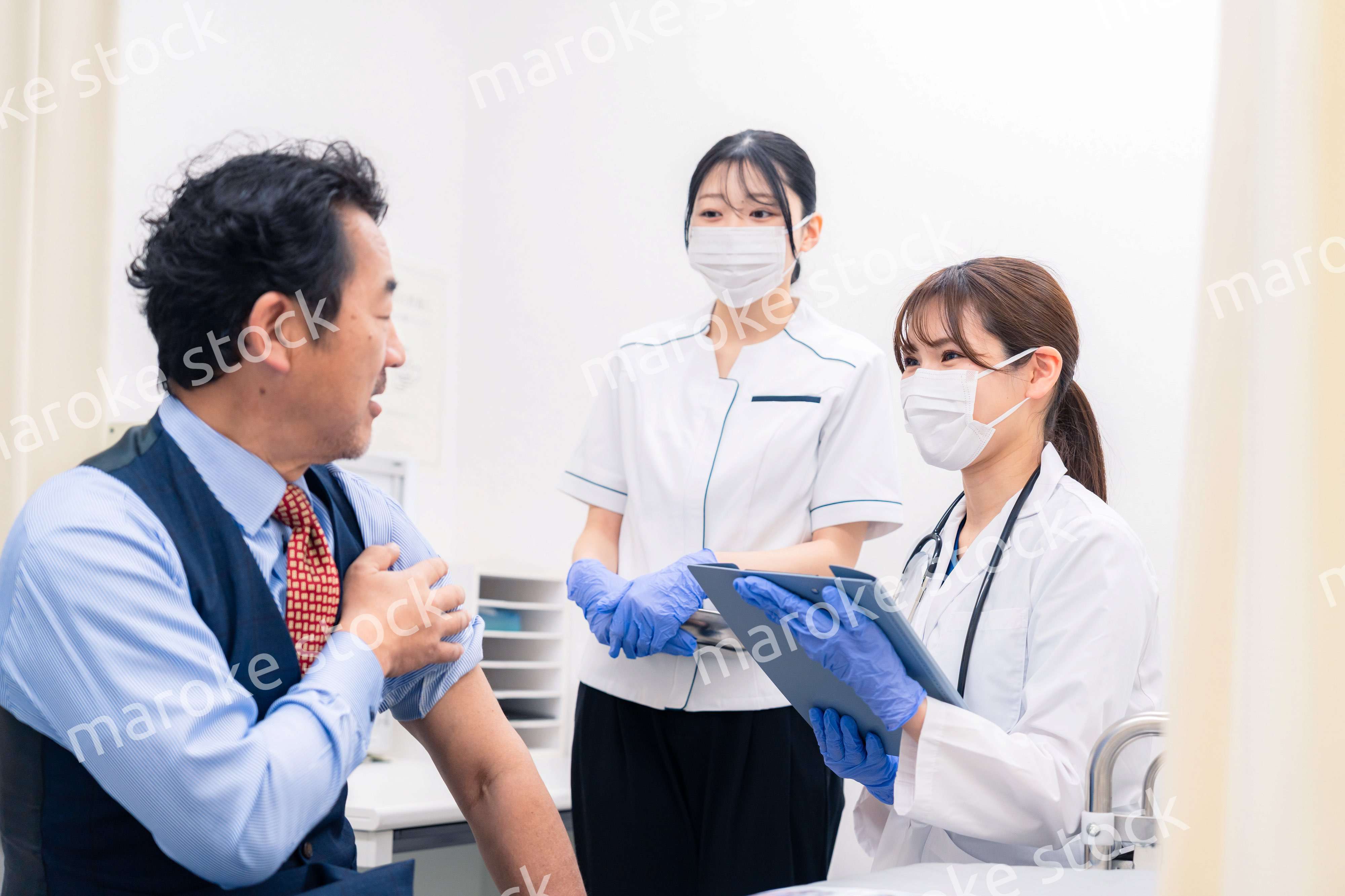 ワクチン接種・採血をする医療従事者の女性