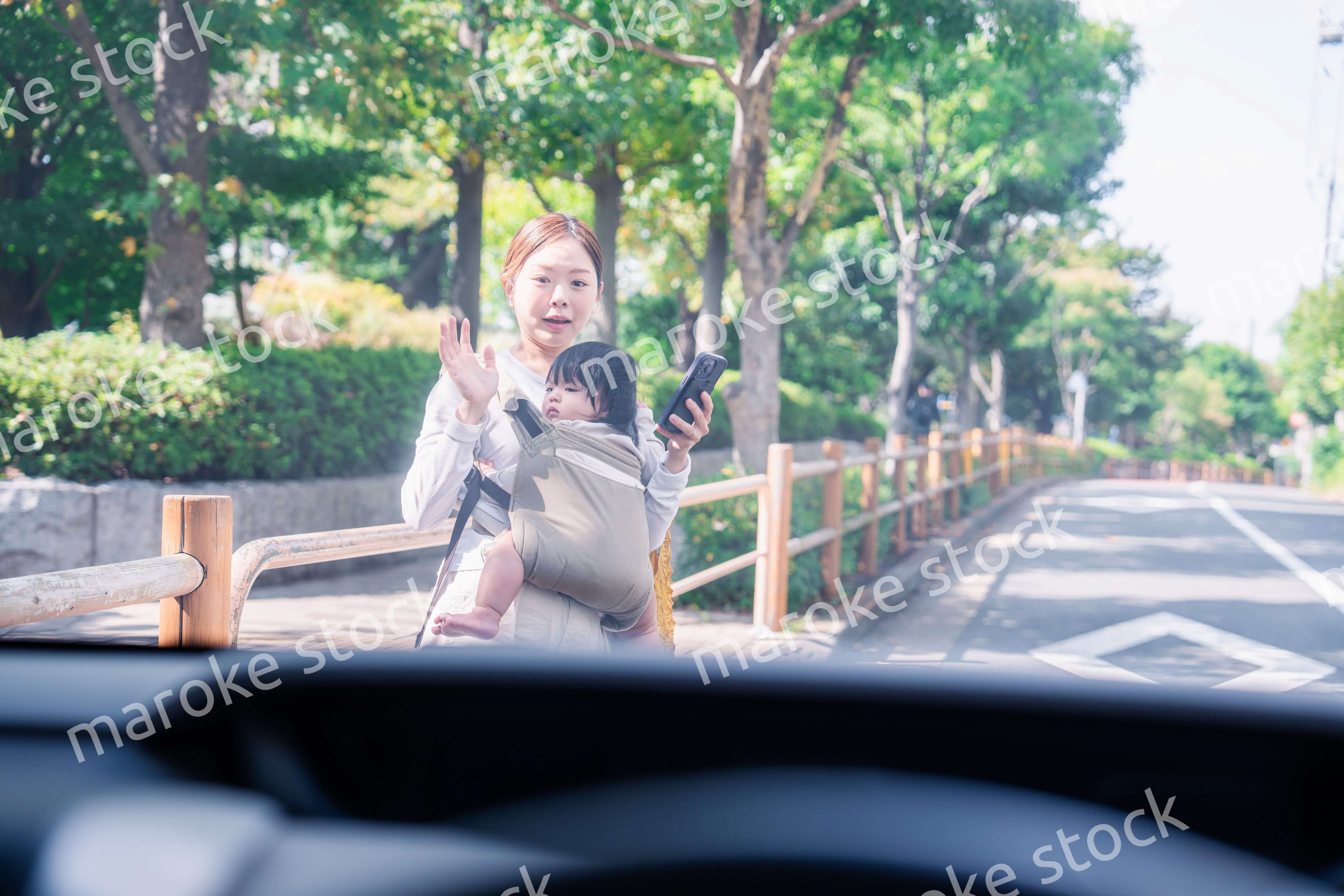 車と衝突しそうになる抱っこ紐をつけた女性